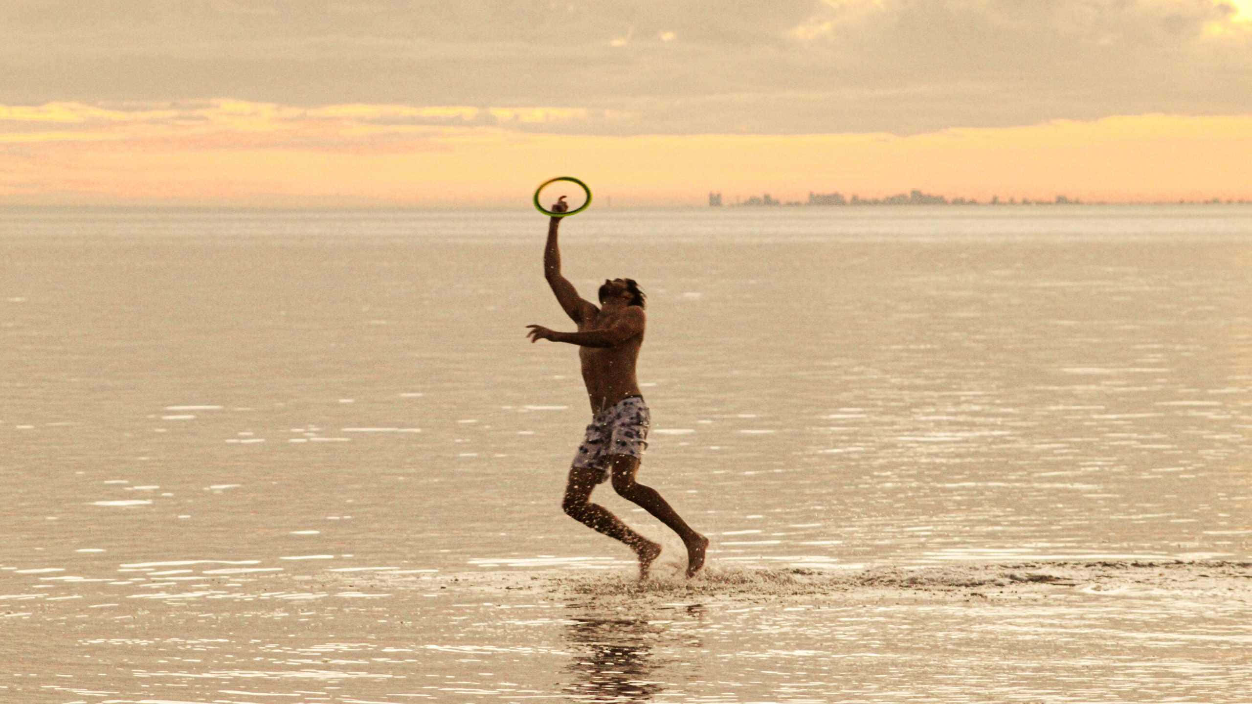 1440p Frisbee Strand Sport Agtergrond Muurpapier
