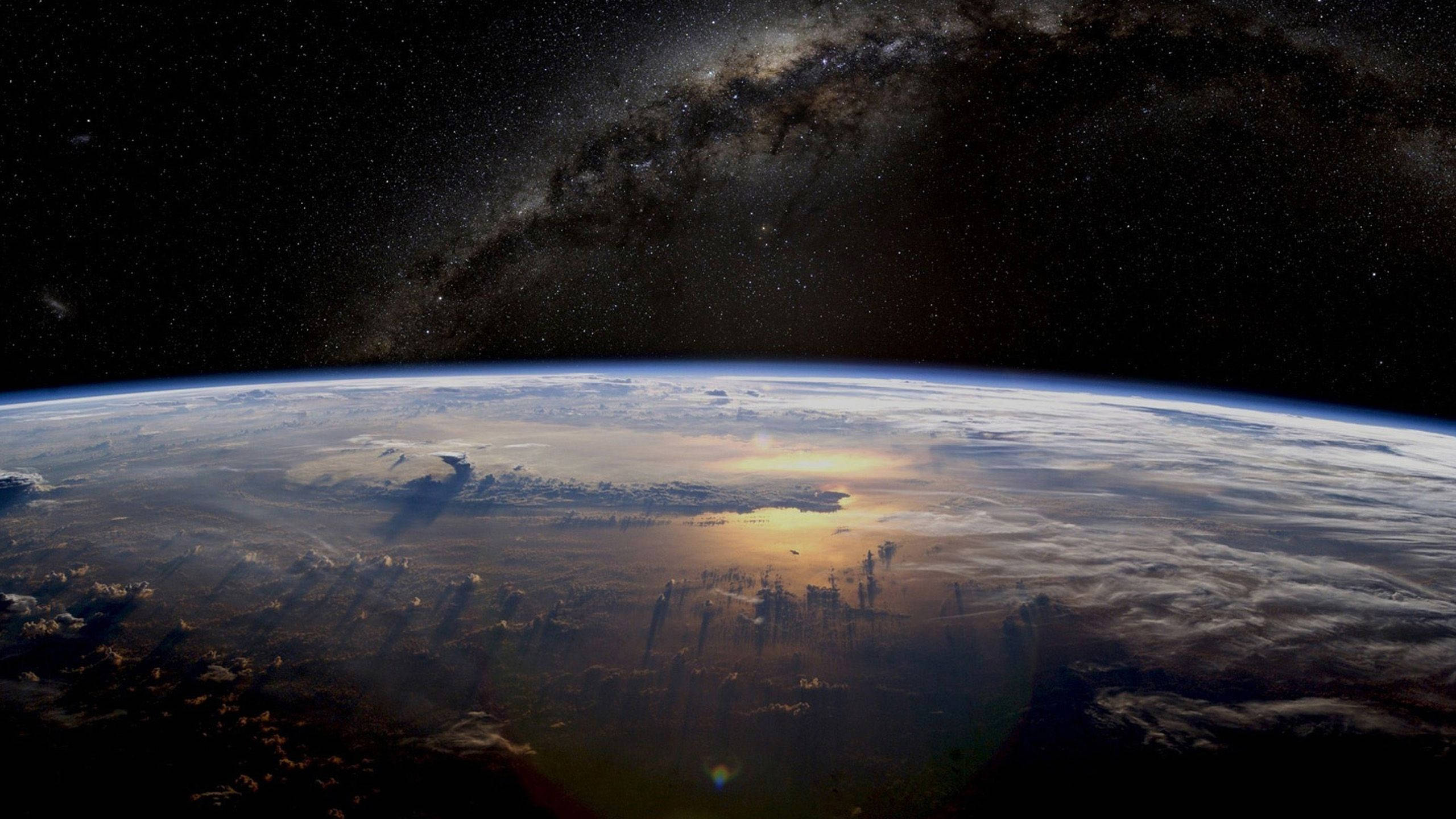 1440p HD Planeet in die Ruimte Muurpapier