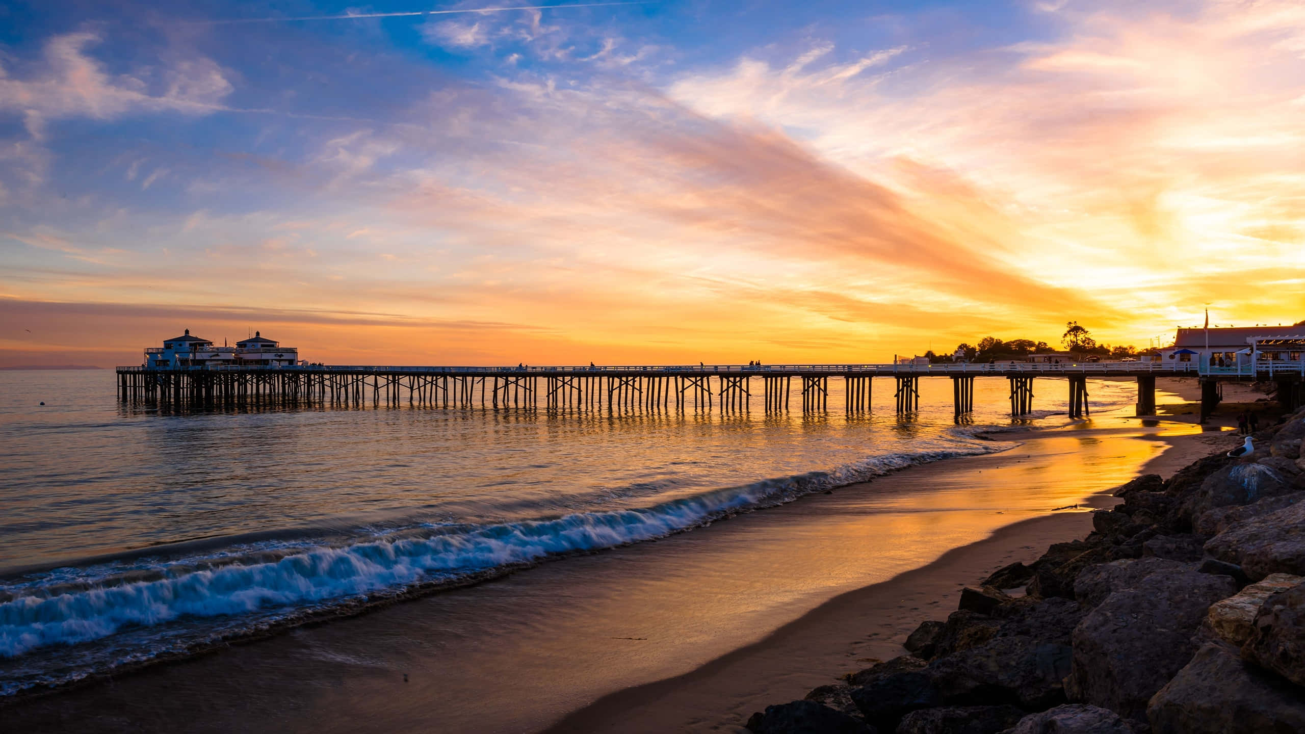 1440p Malibu Pier Goue Sonsondergang Agtergrond Muurpapier