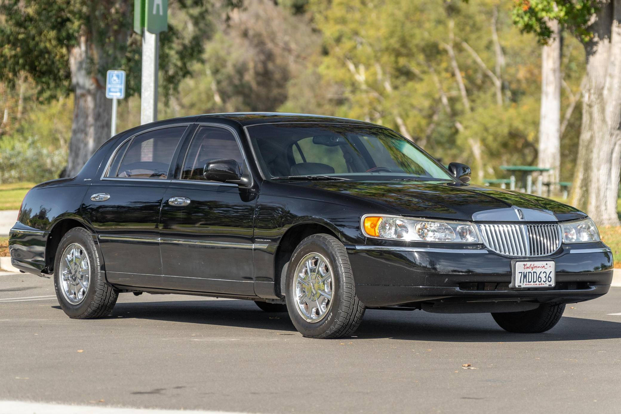 2001 Lincoln Town Car in parkeerterrein Muurpapier