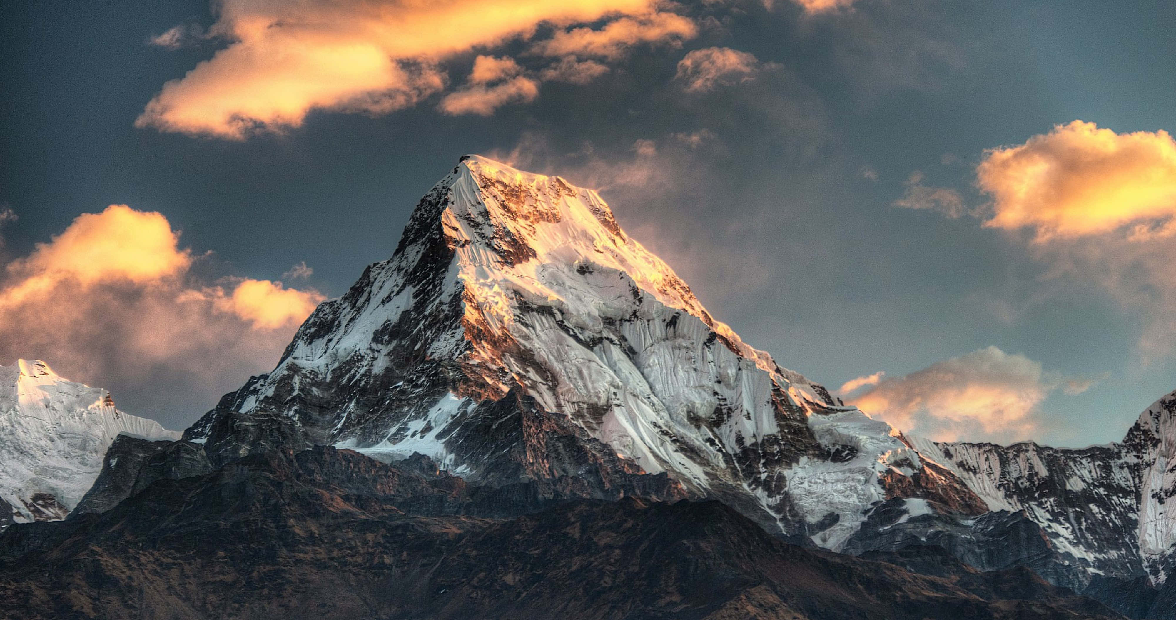 4K Annapurna-bergpiek Muurpapier