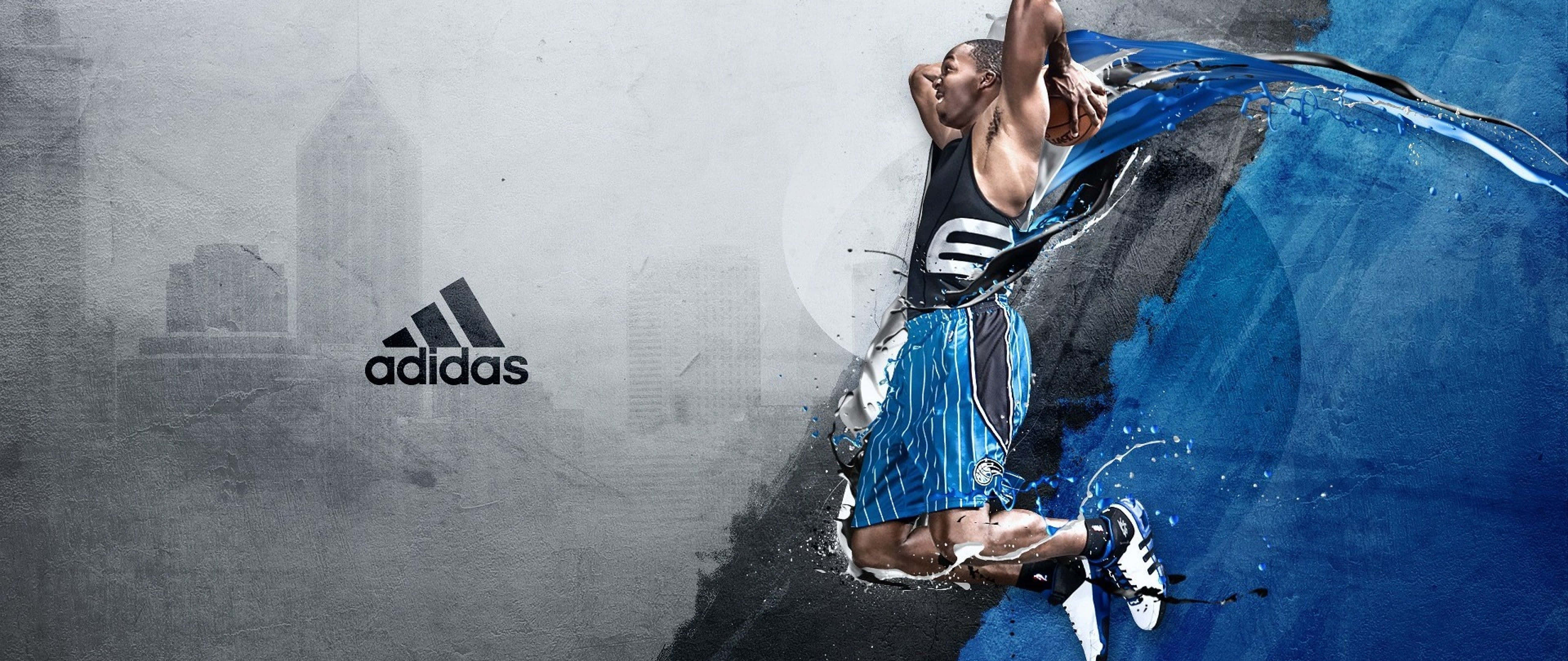 4K Basketbalspelers wat Dunken en Vaardighede Wys Muurpapier