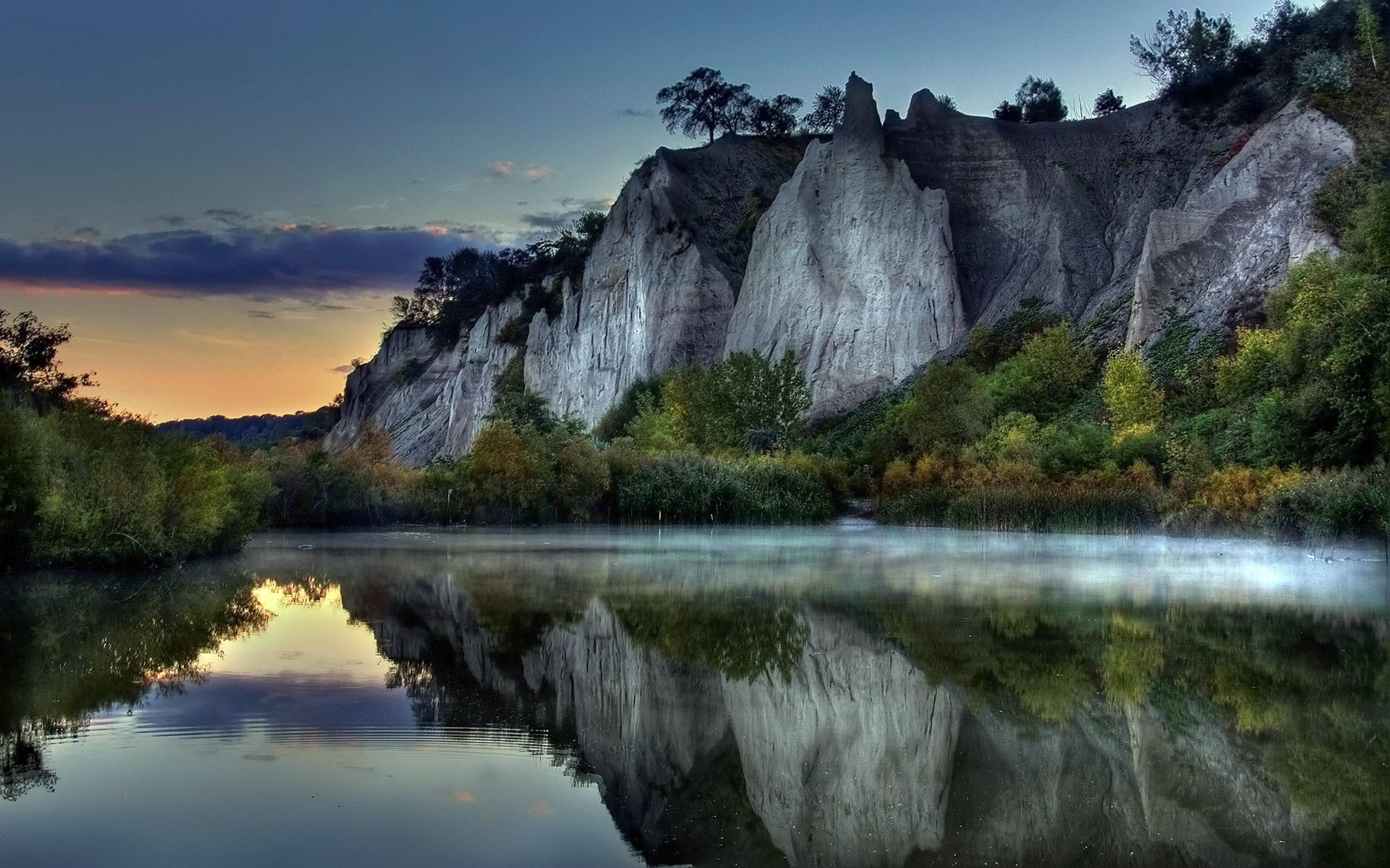 4K Natuur Mistige Rivier Muurpapier