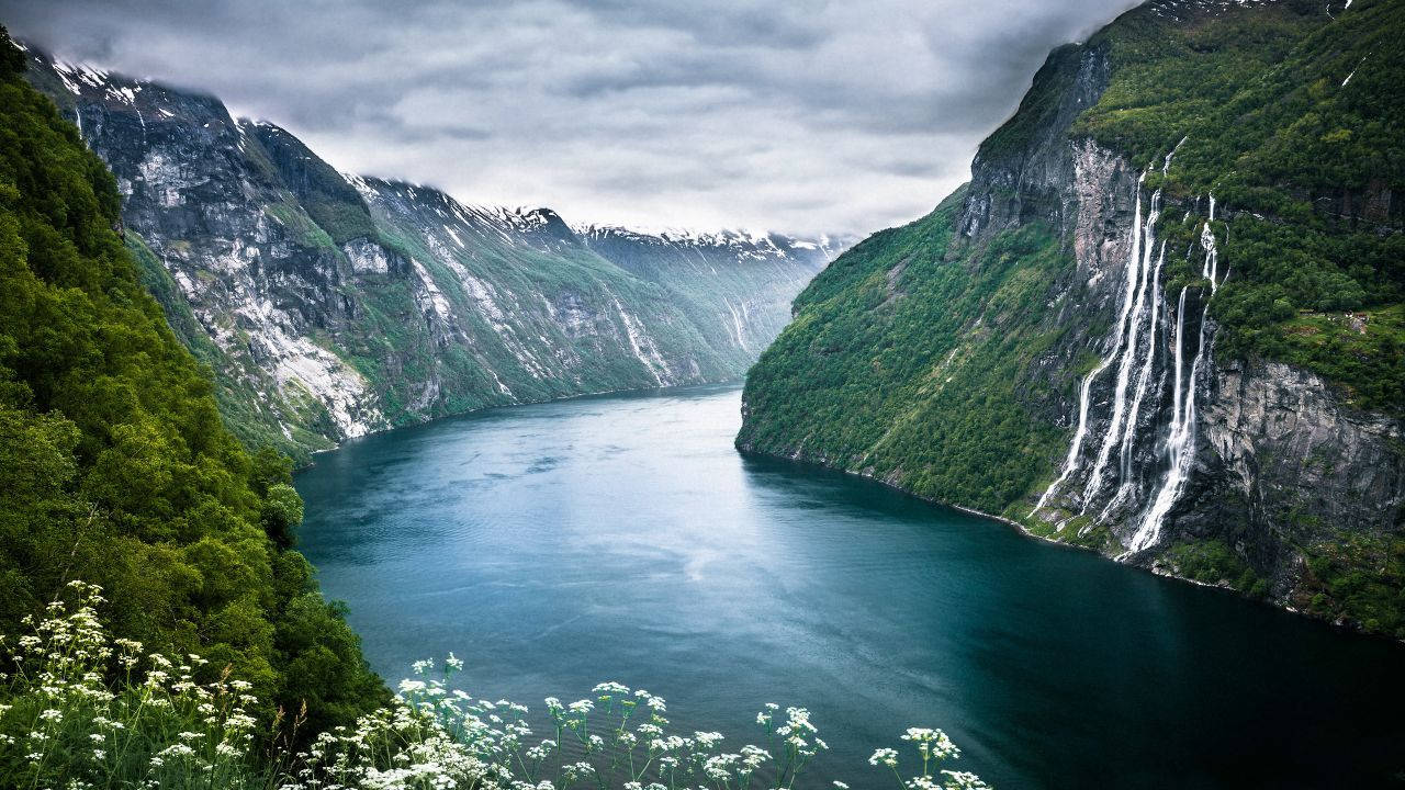 4k Natuur Rivier Onder Bewolkte Luchte — 4K natuur GIF Muurpapier