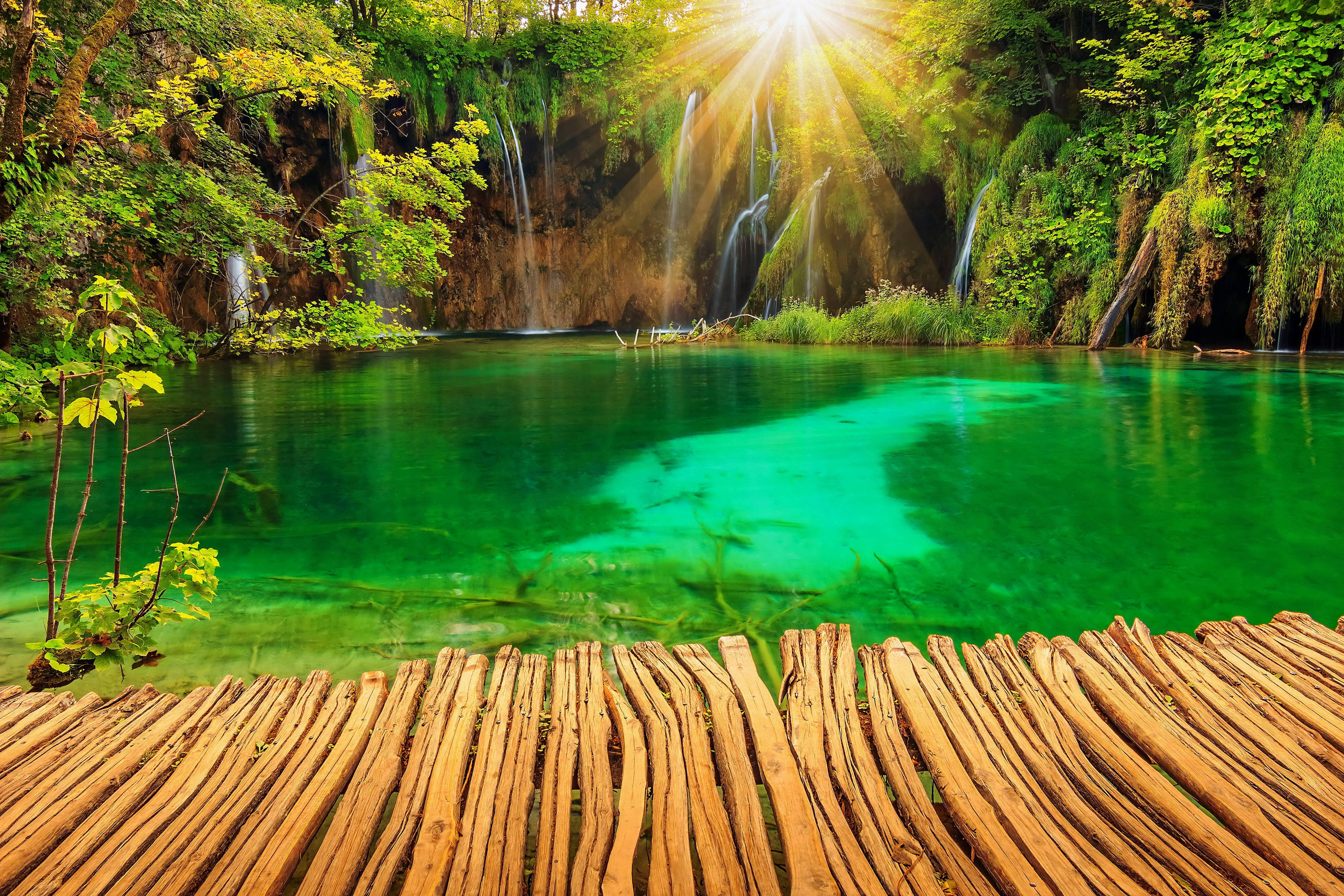 4K Natuur Sonskyn Op Rivier Muurpapier