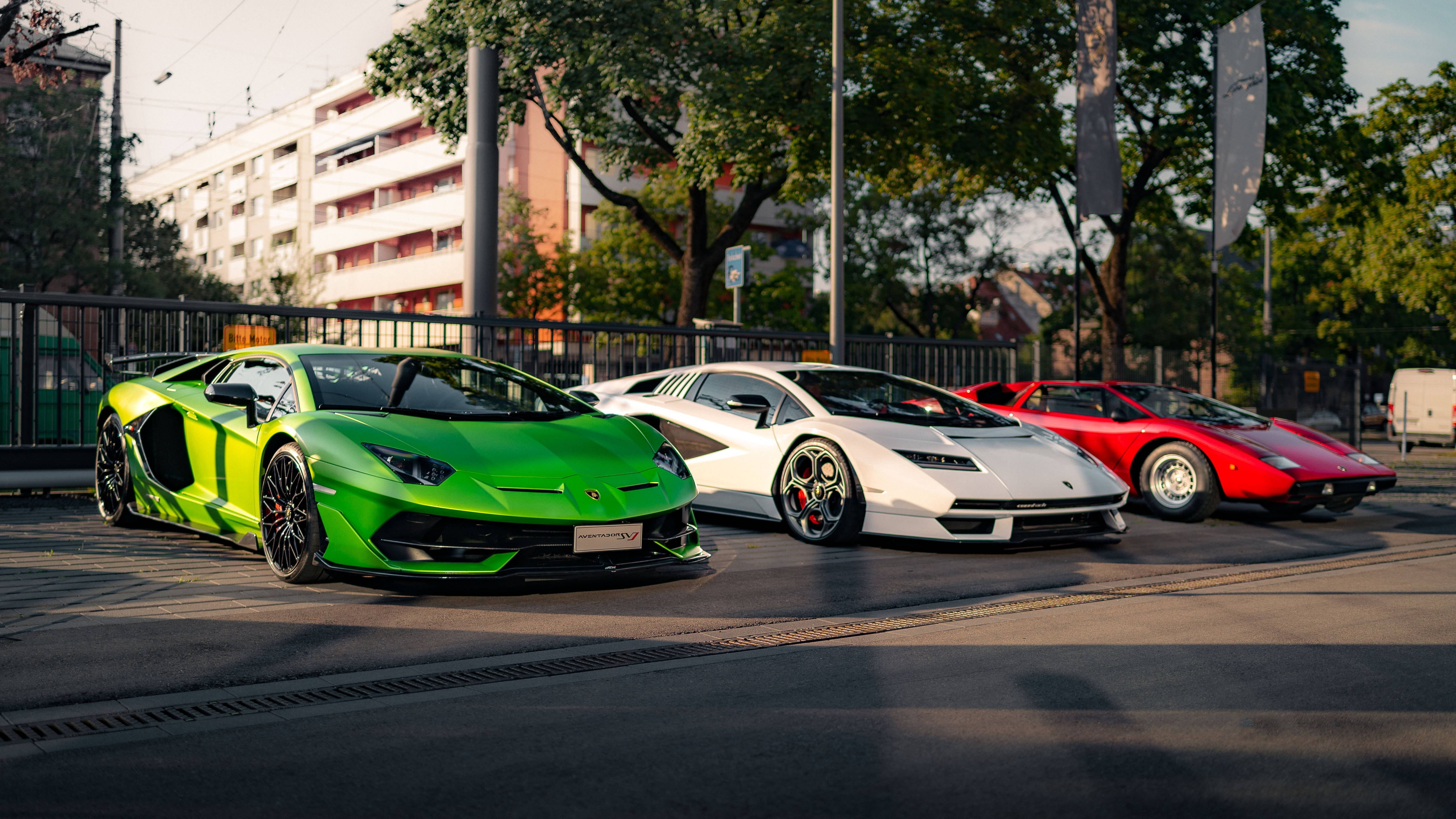 4K Skootmotorvertoning Lamborghini Aventador Muurpapier