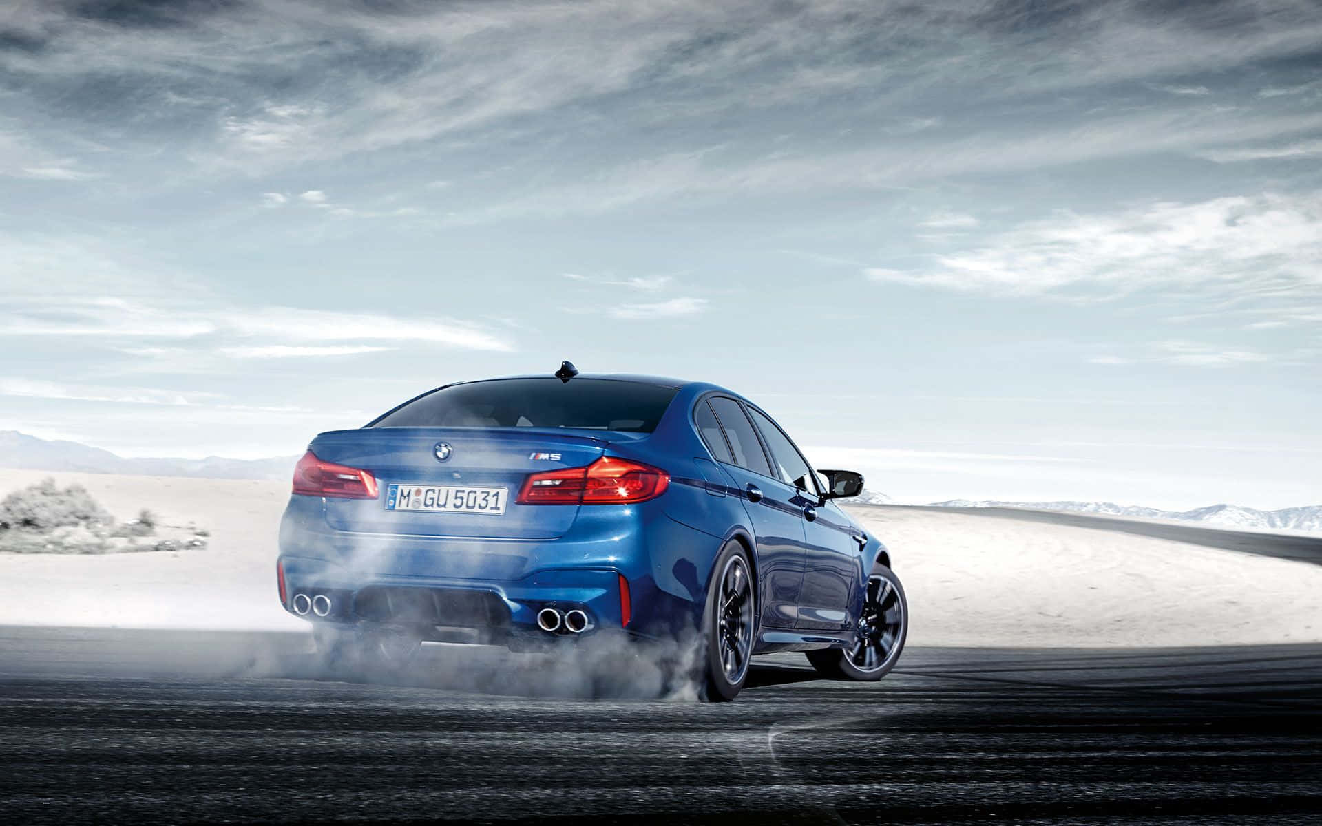 720p M-reeks Agtergrond Blou BMW M5 in die Sneeu Muurpapier