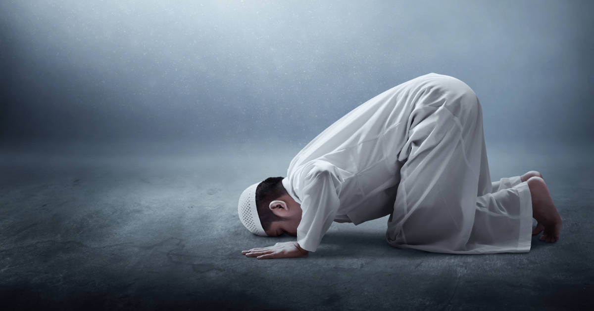 Aanbiddende Islamitiese Seun in Posisie Muurpapier