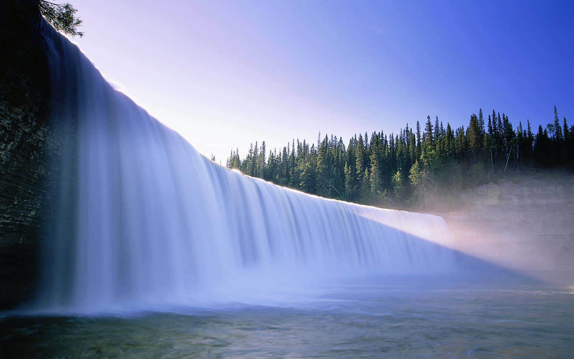 Aanskou die betowerende majesteit van 'n pragtige Waterval. Muurpapier