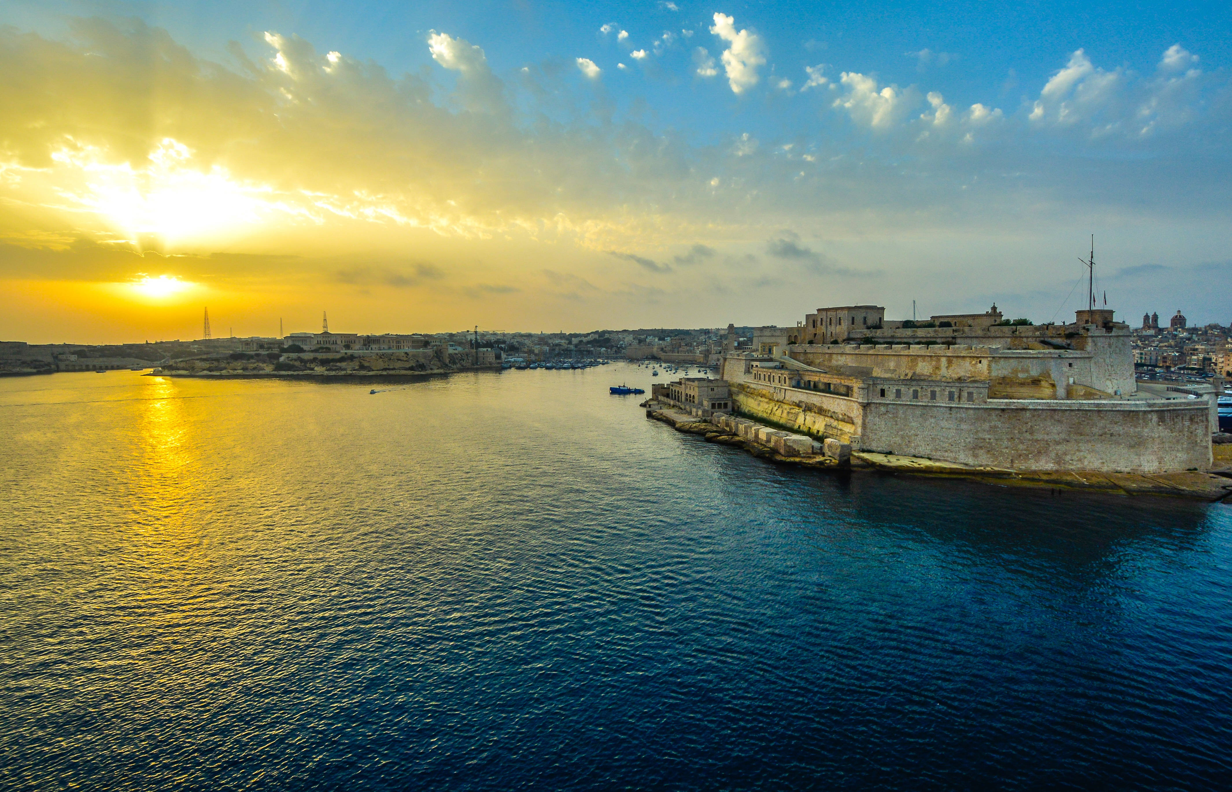 "Aanskou die majesteit van 'n Grand Harbour Malta sonsopkoms" Muurpapier