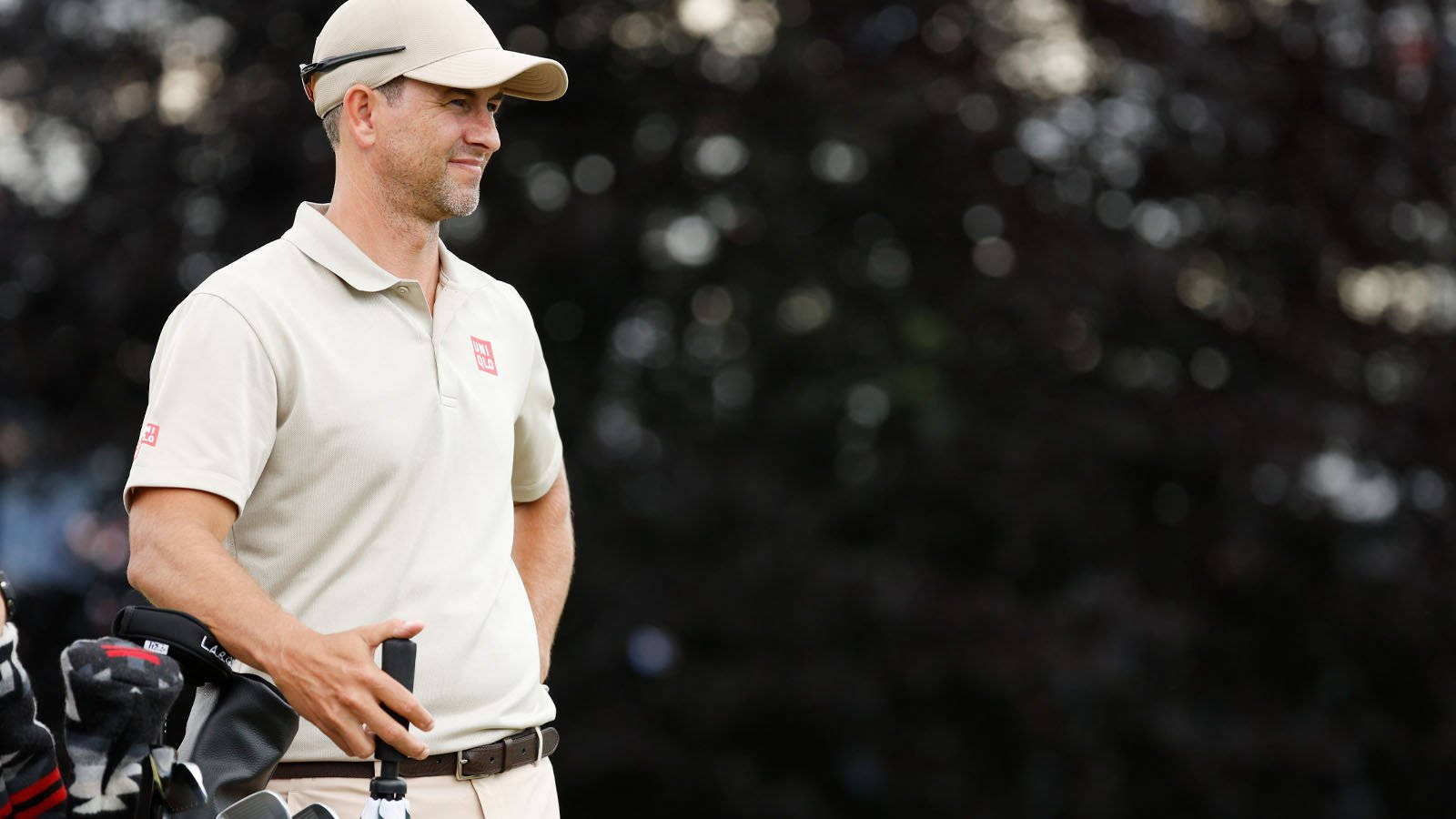 Adam Scott Beige-uitrusting Muurpapier