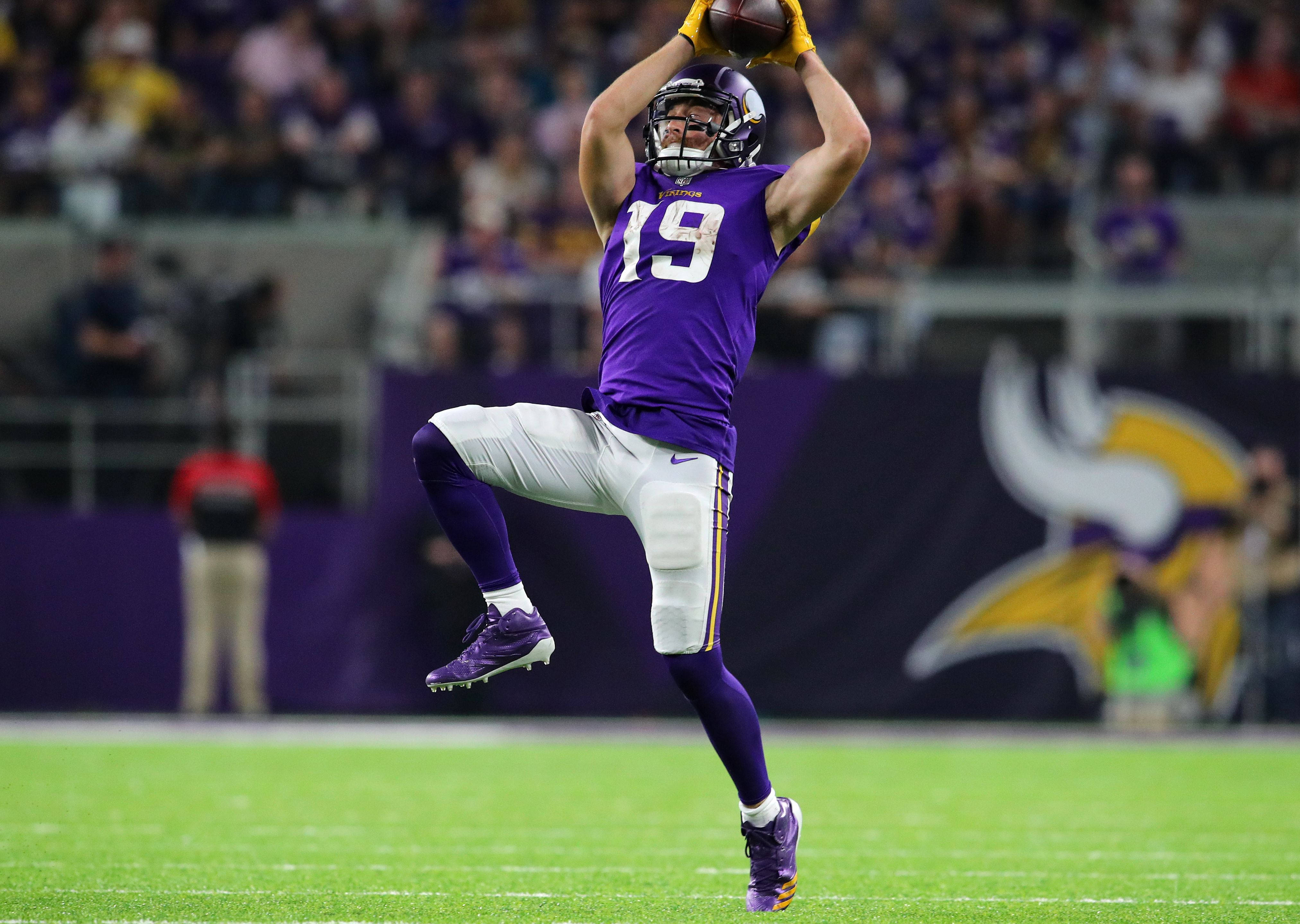 Adam Thielen Se Vangbal in Sokker Muurpapier