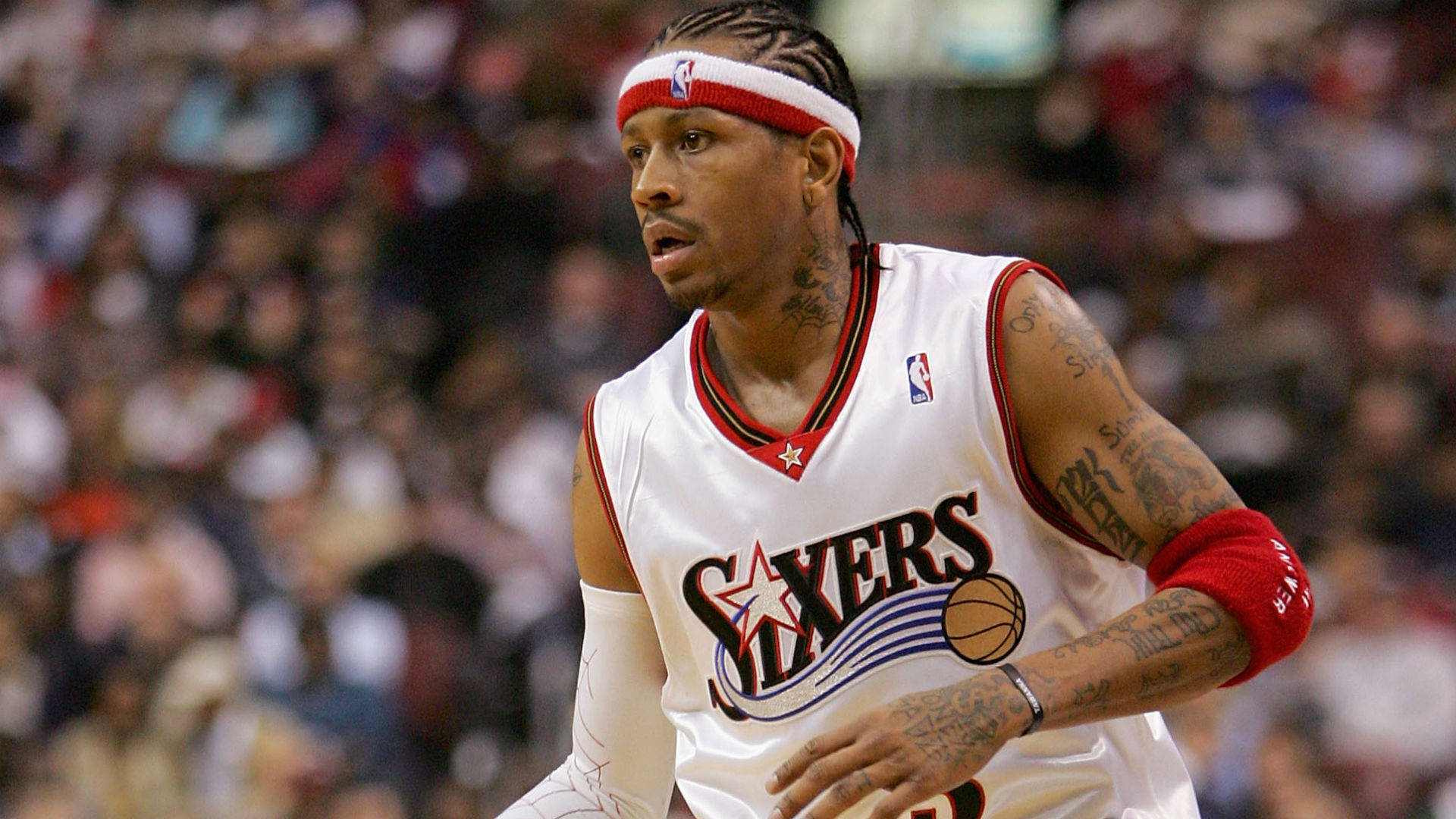 Allen Iverson met Vervaagde Skare-agtergrond Muurpapier