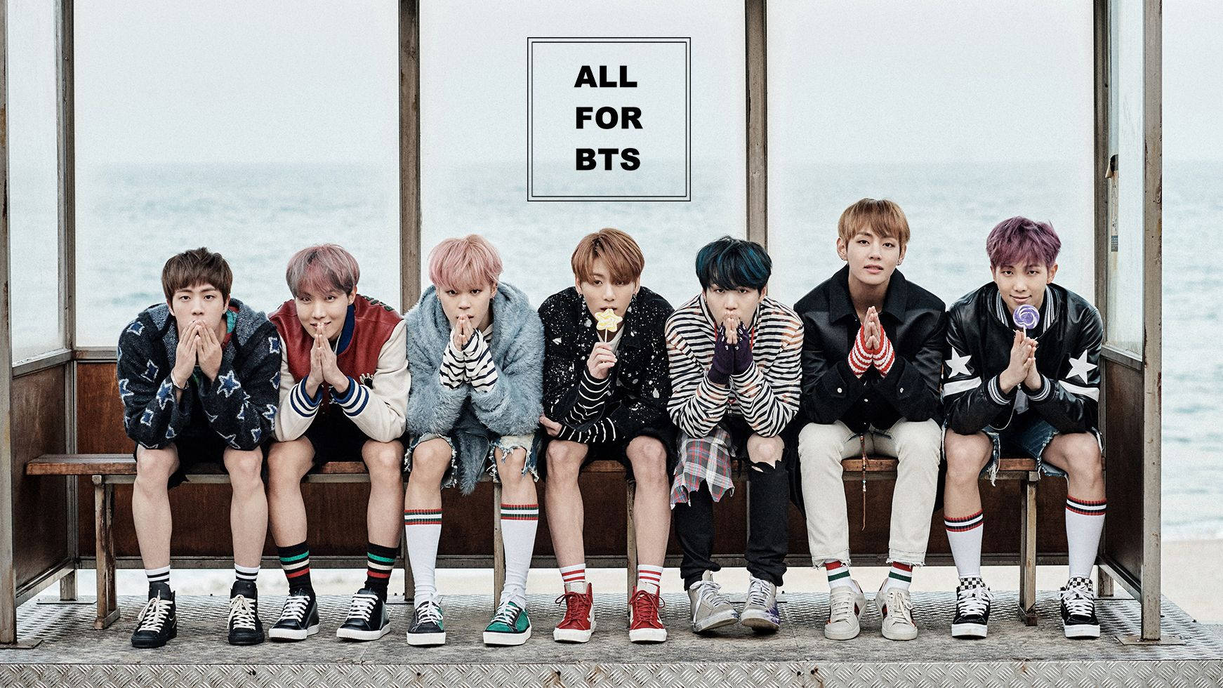 BTS-seunsgroep-lid wat op 'n rusbank sit en na jou kyk.
