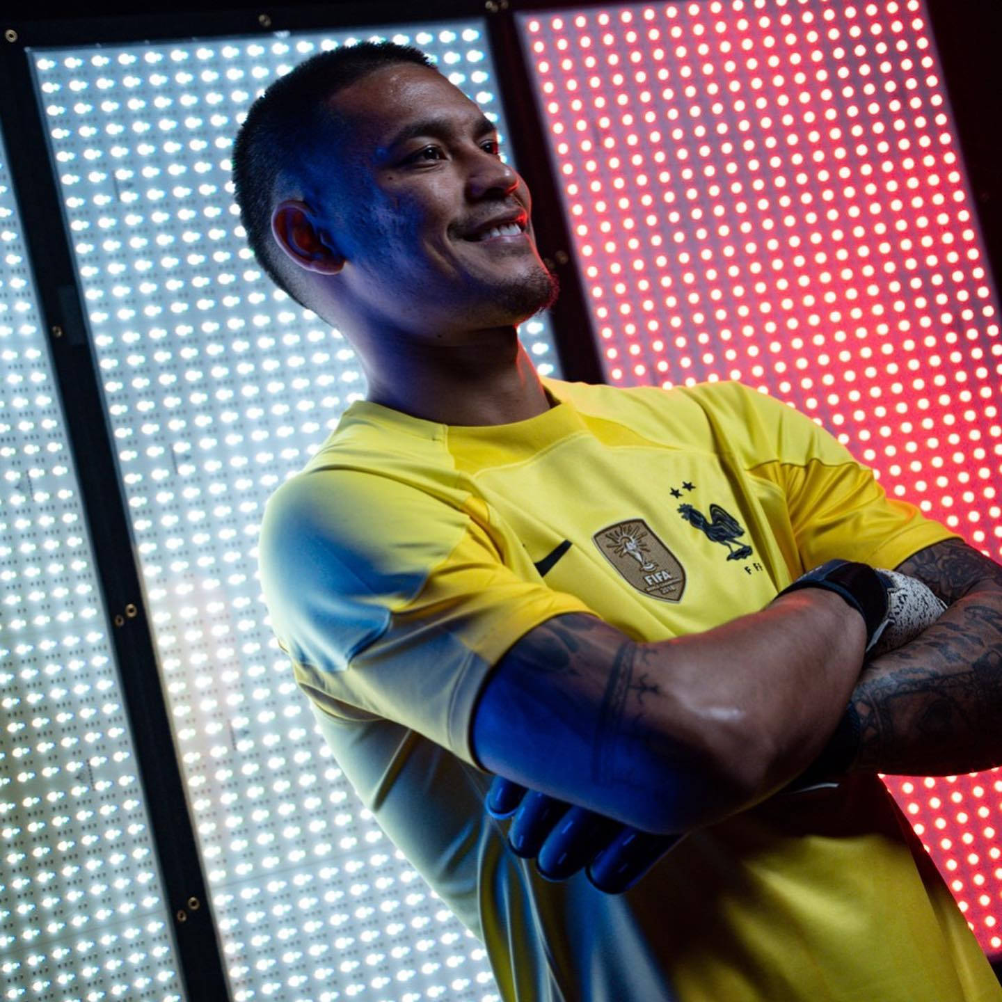 Alphonse Areola met Gekruiste Arms Muurpapier