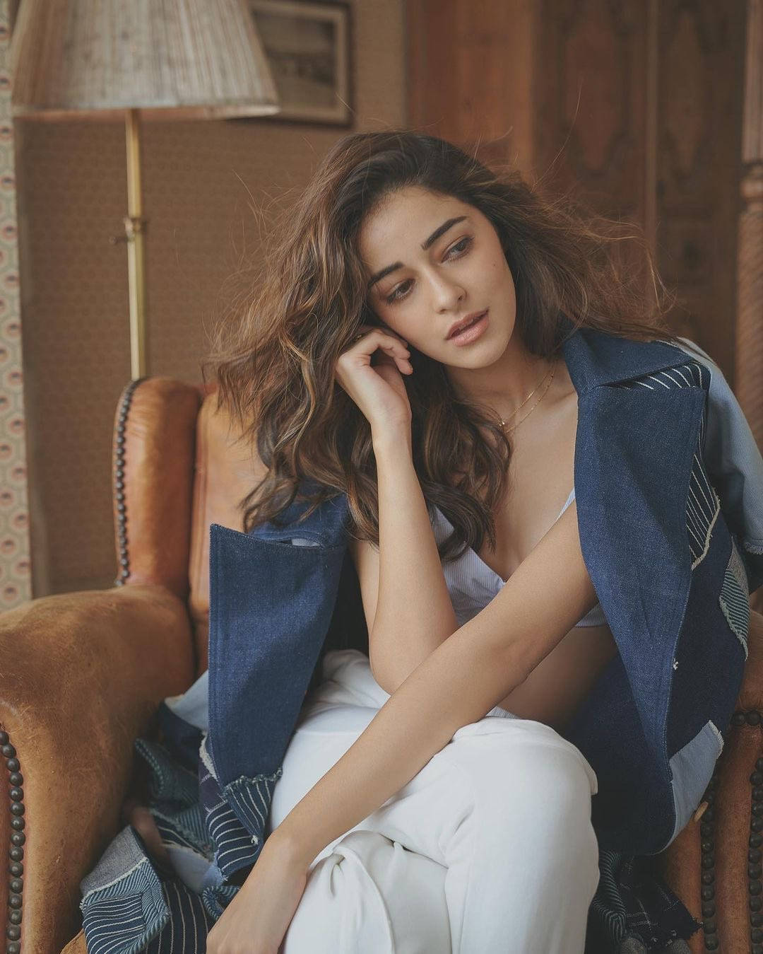 Ananya Pandey Op Leunstoel Muurpapier