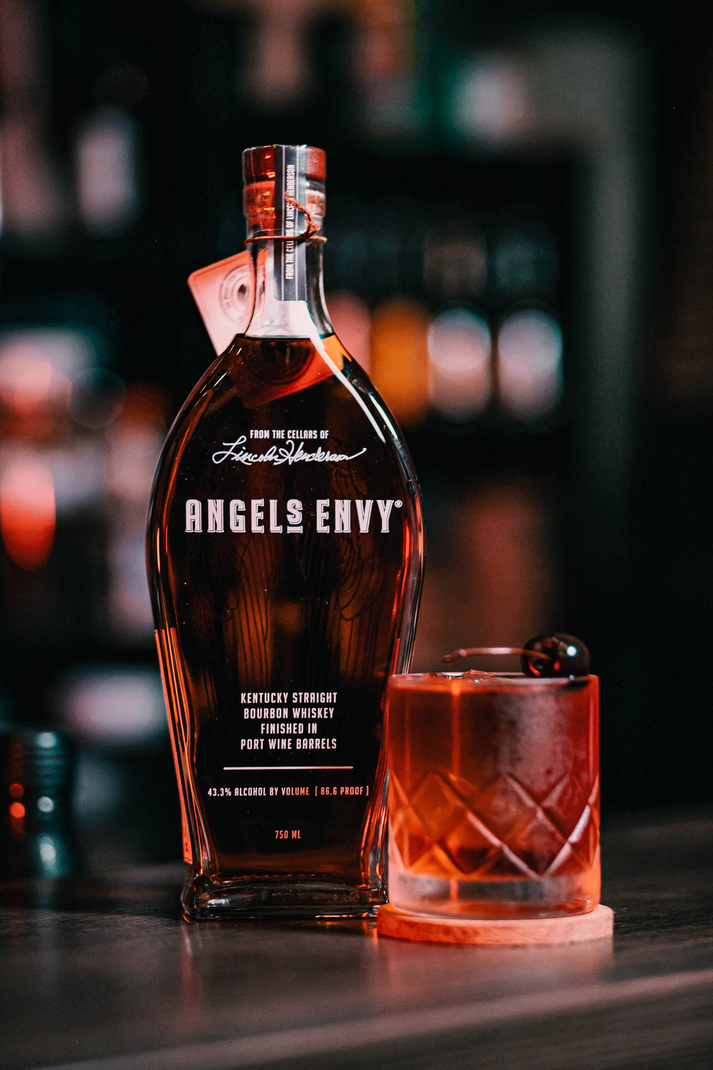 Angels Envy Whiskybottel Muurpapier