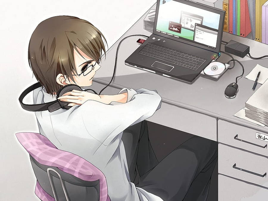 Anime-kerel hou sy koptelefoon vas terwyl hy op sy skootrekenaar werk Muurpapier