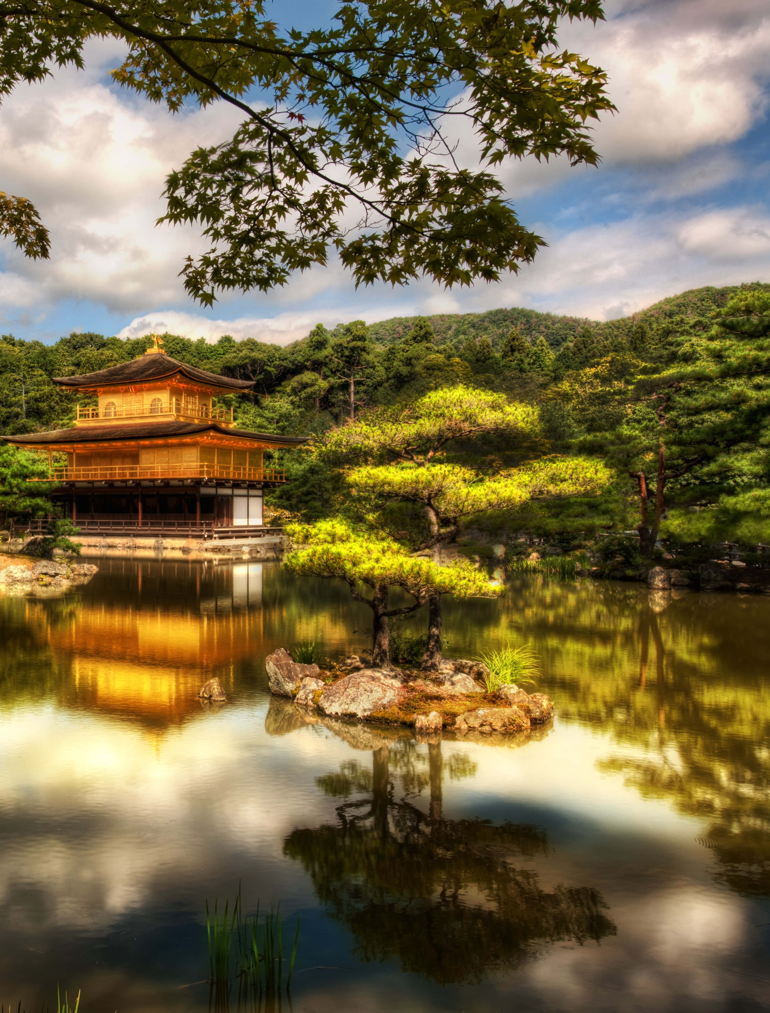 Antieke tempel gebou in 'n tradisionele Japannese tuin Muurpapier