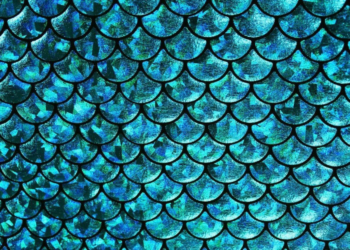 Meerminskubbe wat soos edelstene gloei aqua muurpapier.