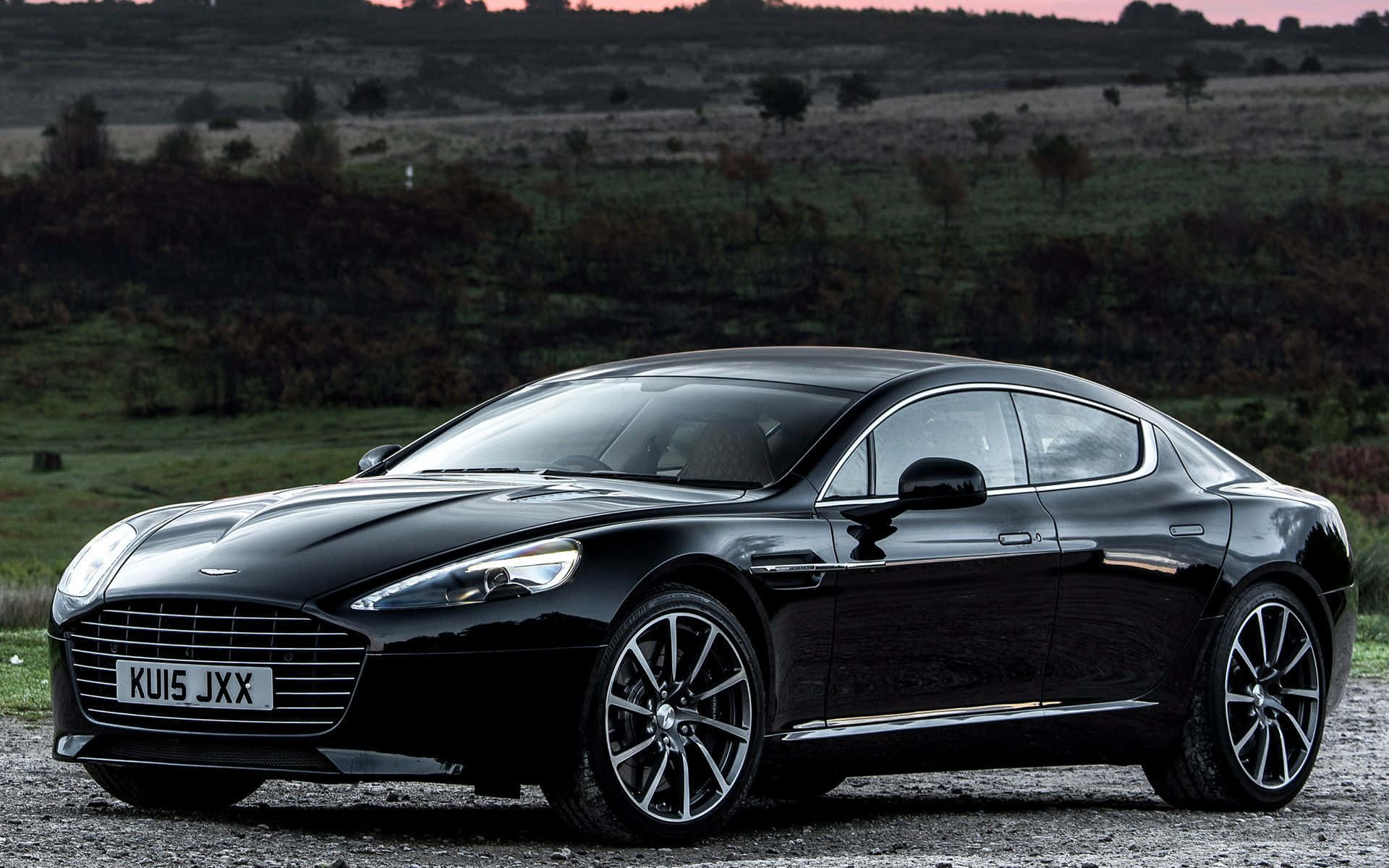 Asemrowende Aston Martin Rapide S in aksie Muurpapier