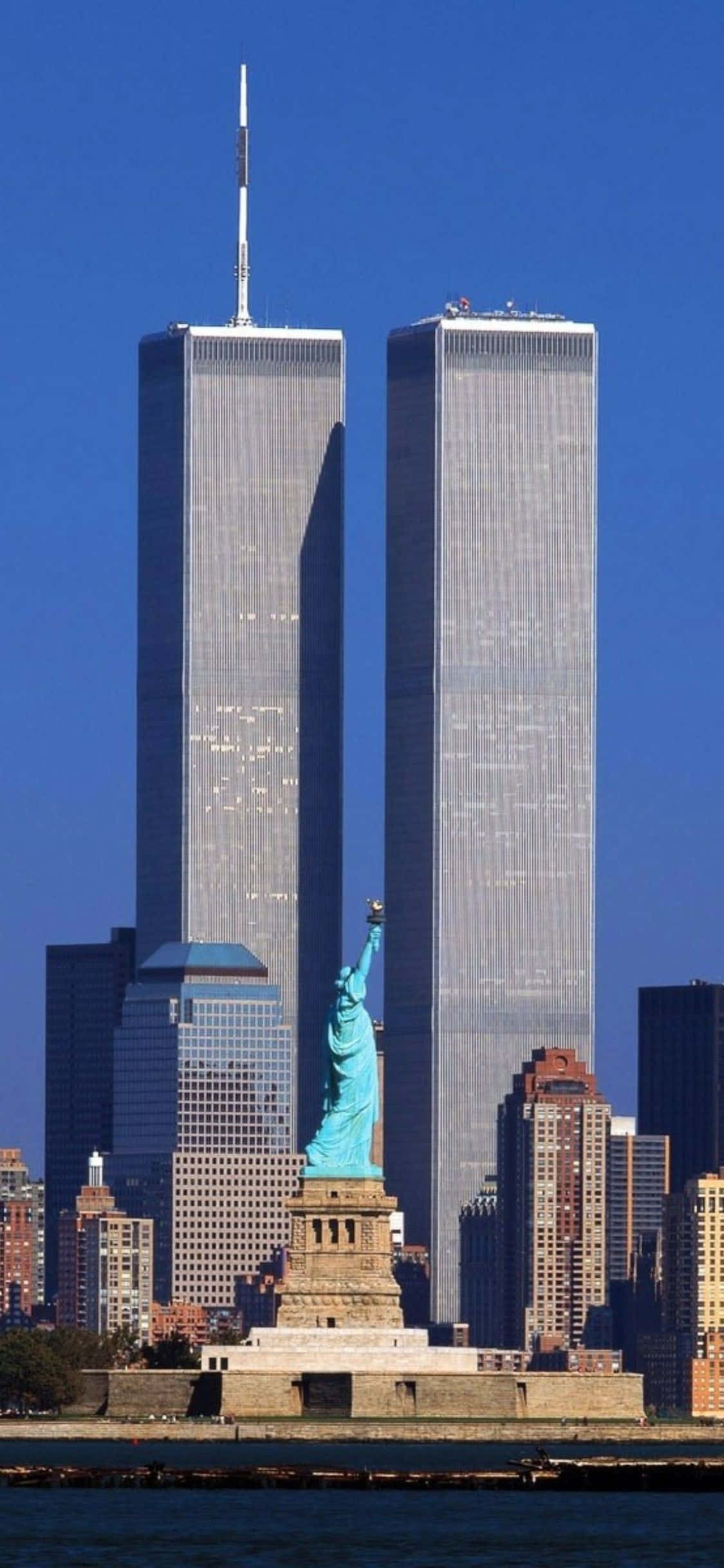 Pragtige skyline van die bedrywige stad New York gesien reg in die middel van die nuwe iPhone Xs. Muurpapier