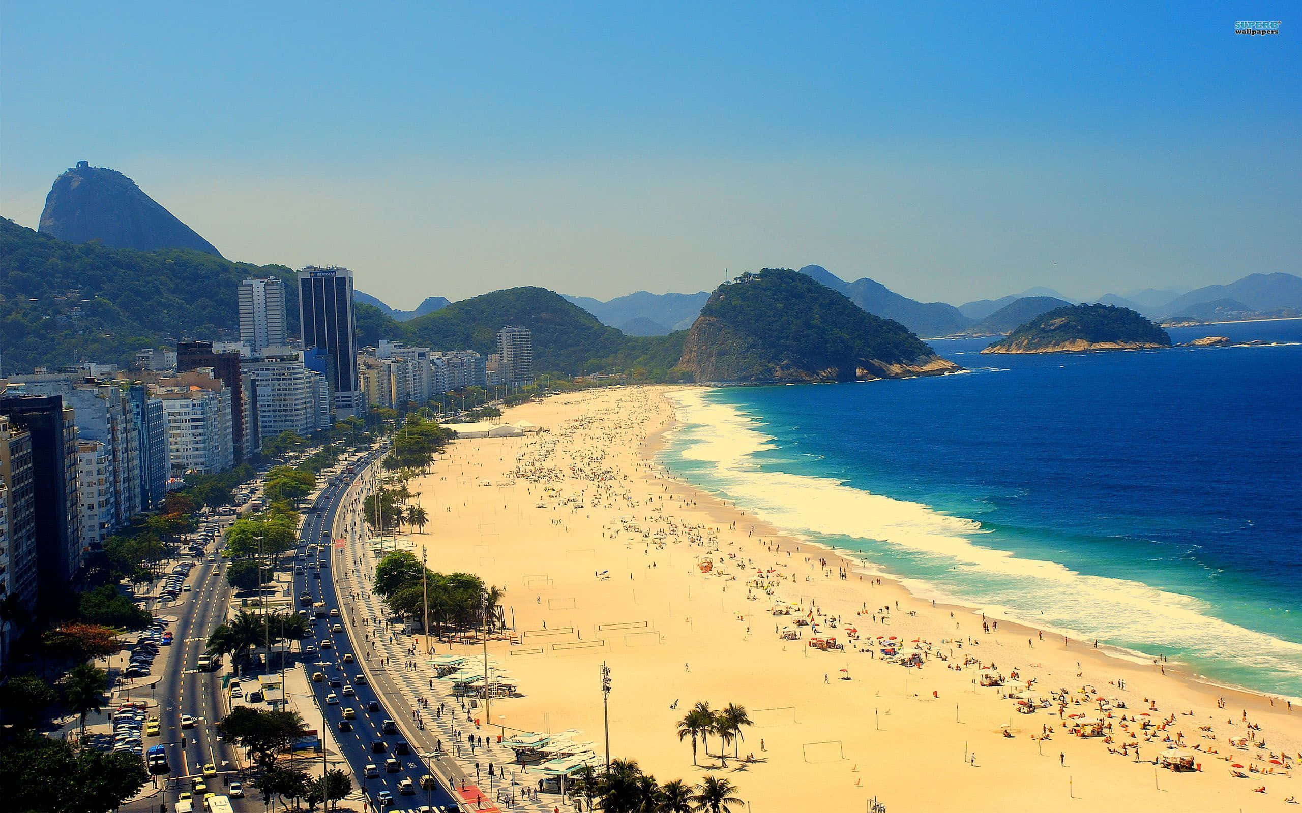 Asemrowende uitsig oor 'n ongerepte Brasiliaanse strand teen Sondergang Muurpapier