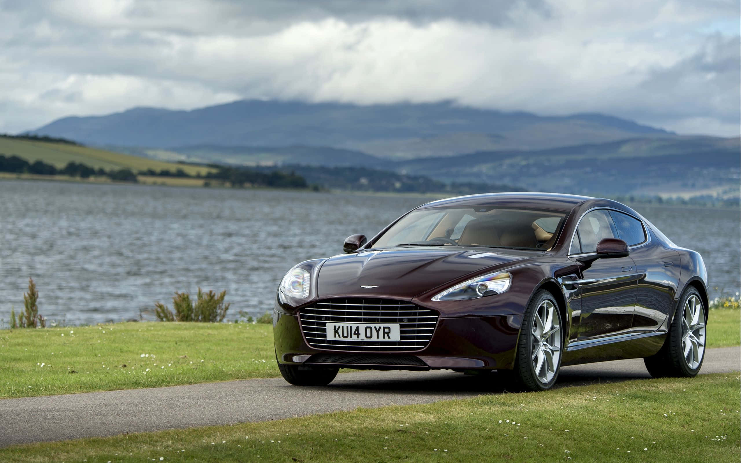 Aston Martin Rapide S op die Pad Muurpapier