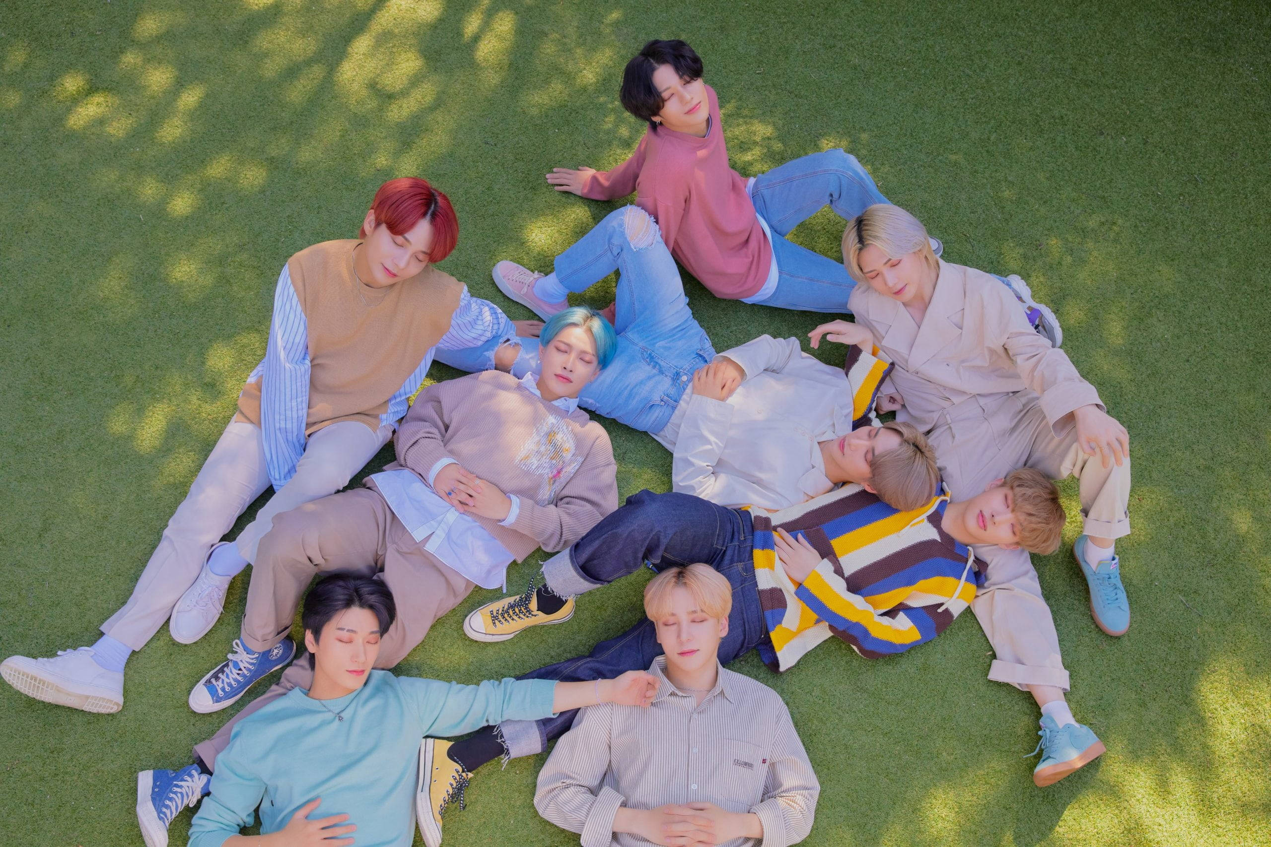 ATEEZ in die veld Muurpapier
