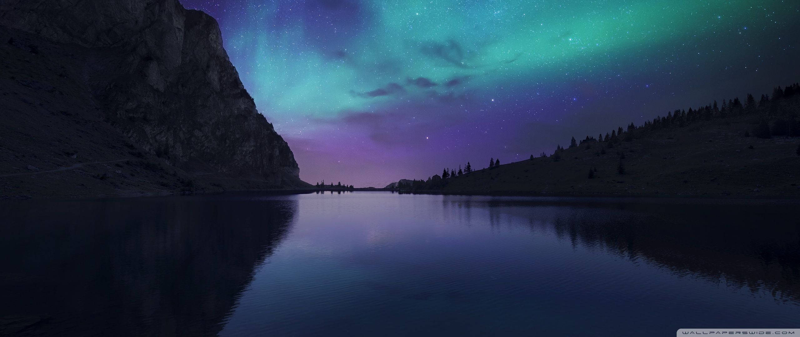 Aurora Borealis verlig die donker winterlug Muurpapier