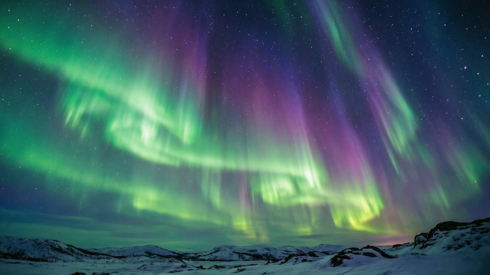 Aurora Oor Sneeu Muurpapier