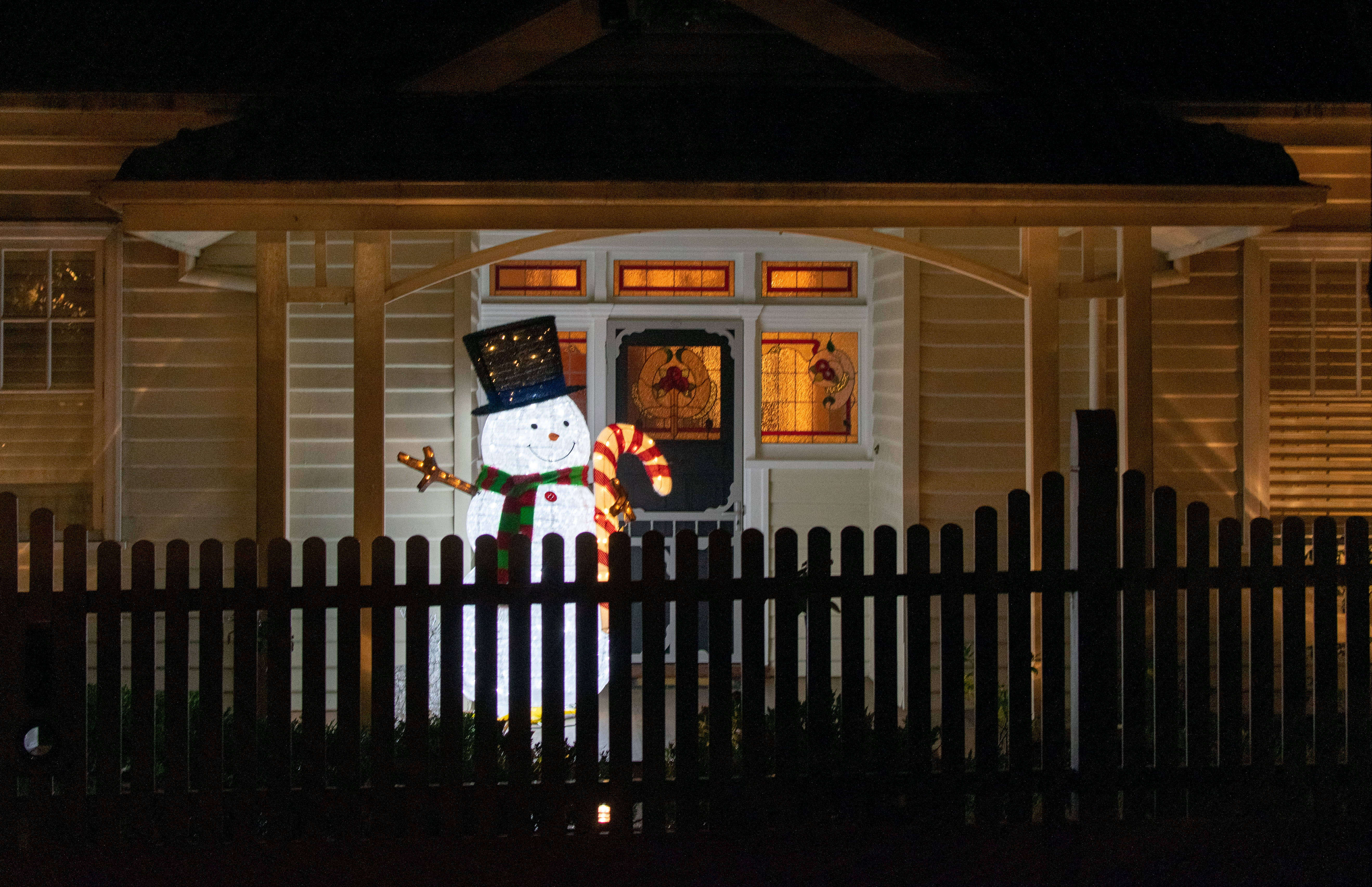 Australiese Kersfees Sneeuman buite die Huis Muurpapier