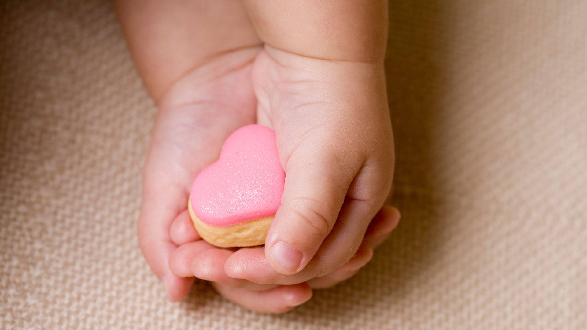 Baba Handjies met 'n Pienk Hart Muurpapier