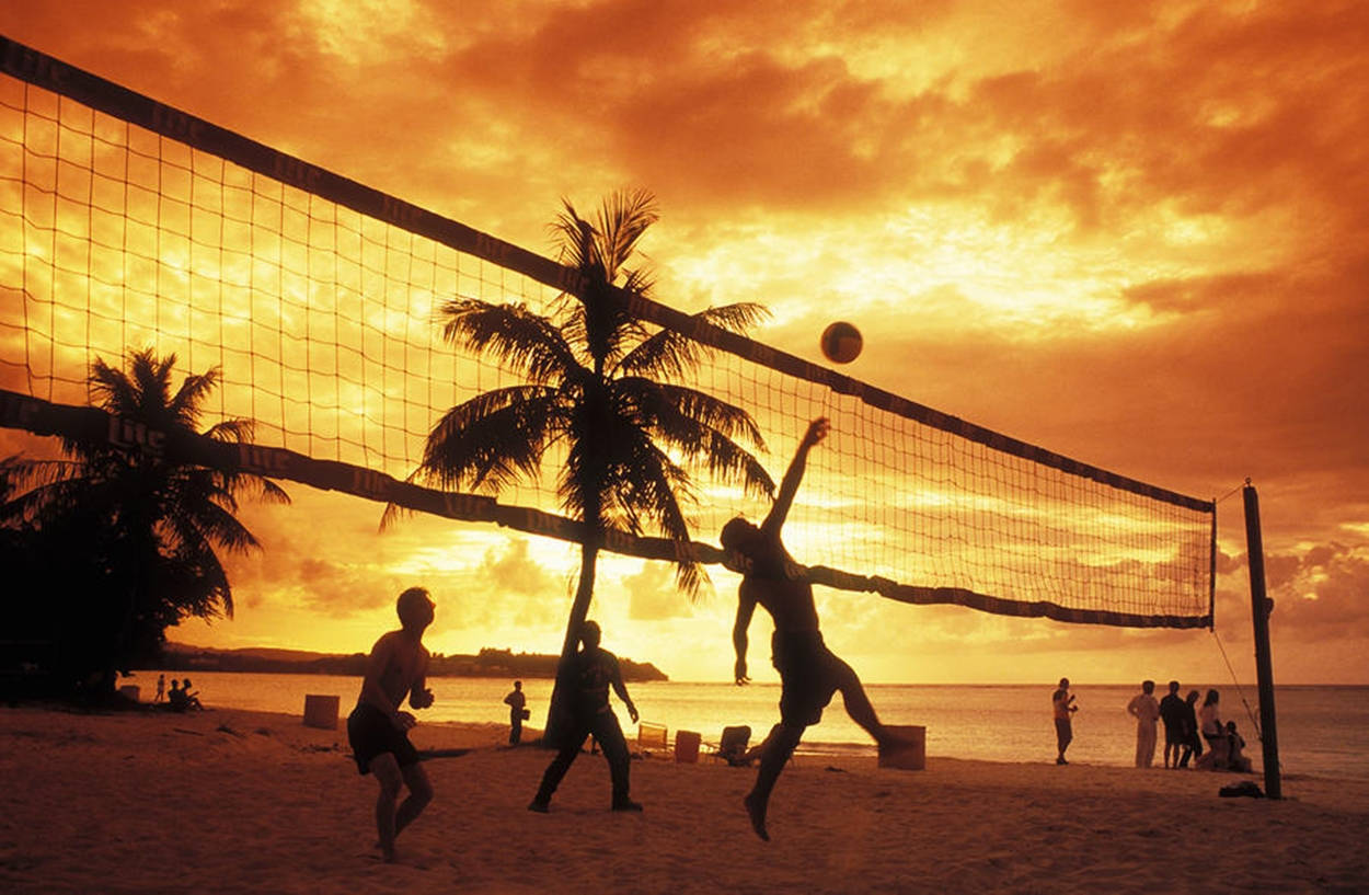 Beach Volleyball Silhouet En Oranje Lug Muurpapier