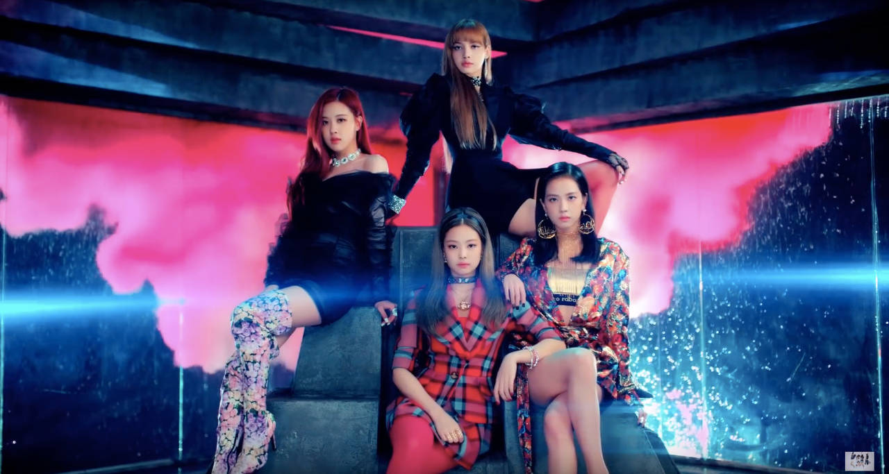 Blackpink-agtergrond van lede op agtergrond met pienk rook vir DDU-DU DDU-DU MV