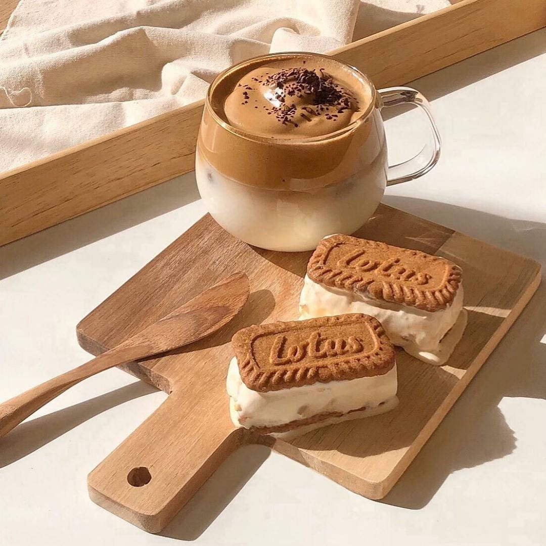 Beige Estetiese Koffie Latte En Koekies Muurpapier
