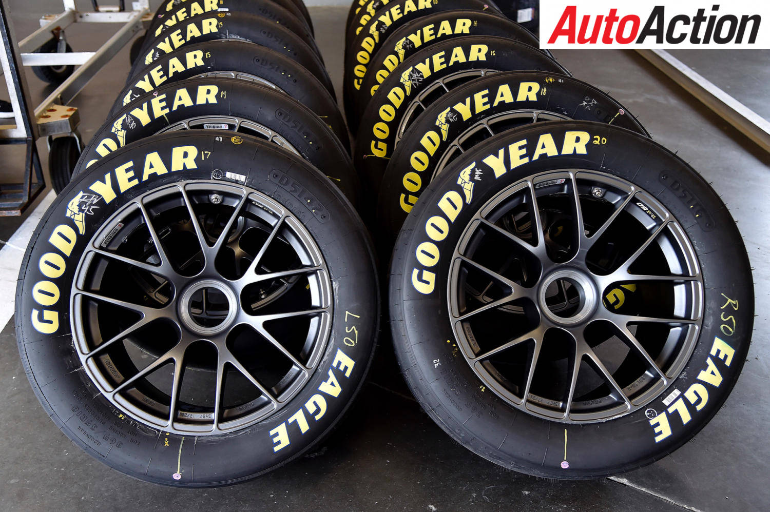 Beleef Ultieme Resies met Goodyear-bande Muurpapier