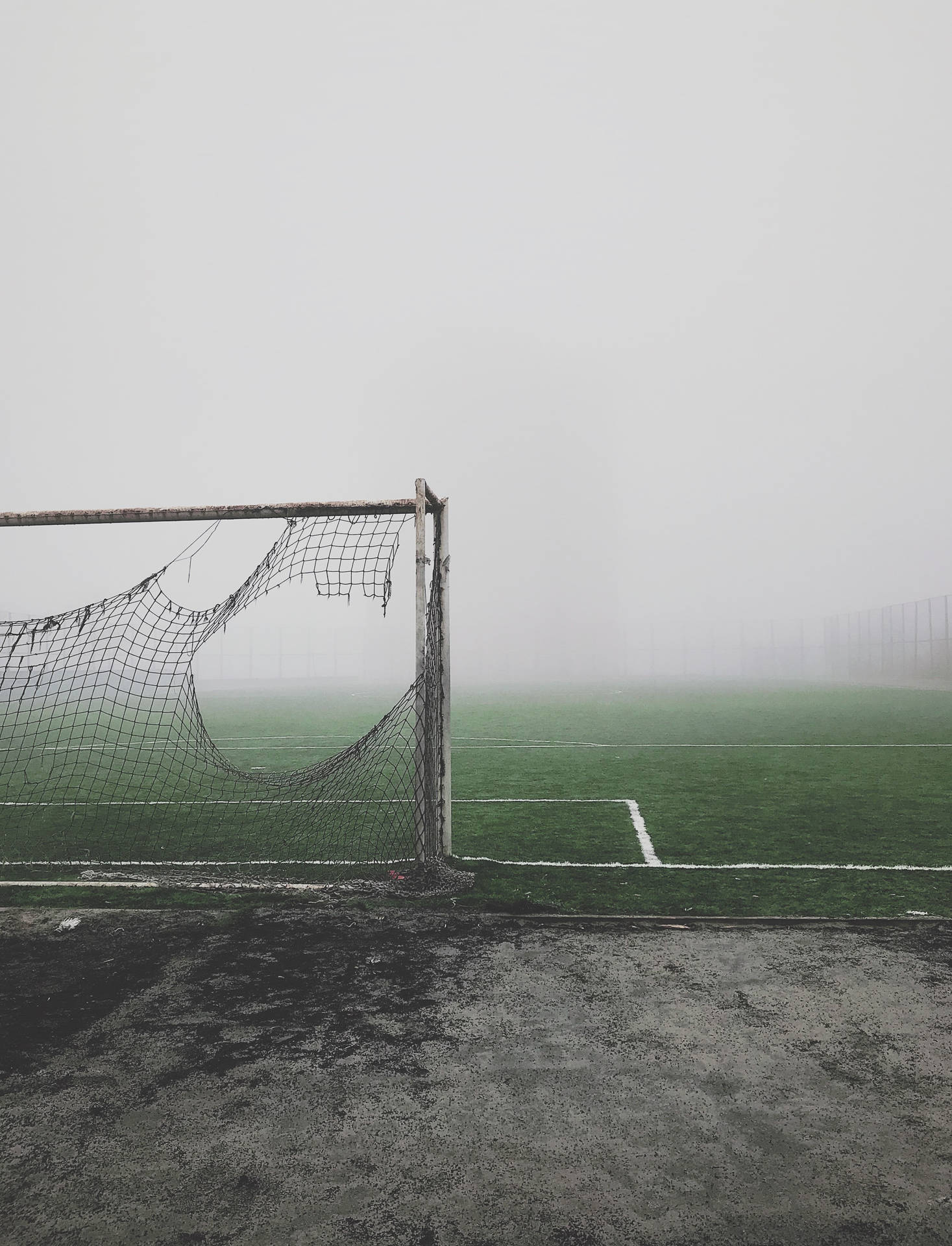 Geskeurde sokker net aan die kant van die veld met mis agtergrond. — Sokker GIF Muurpapier