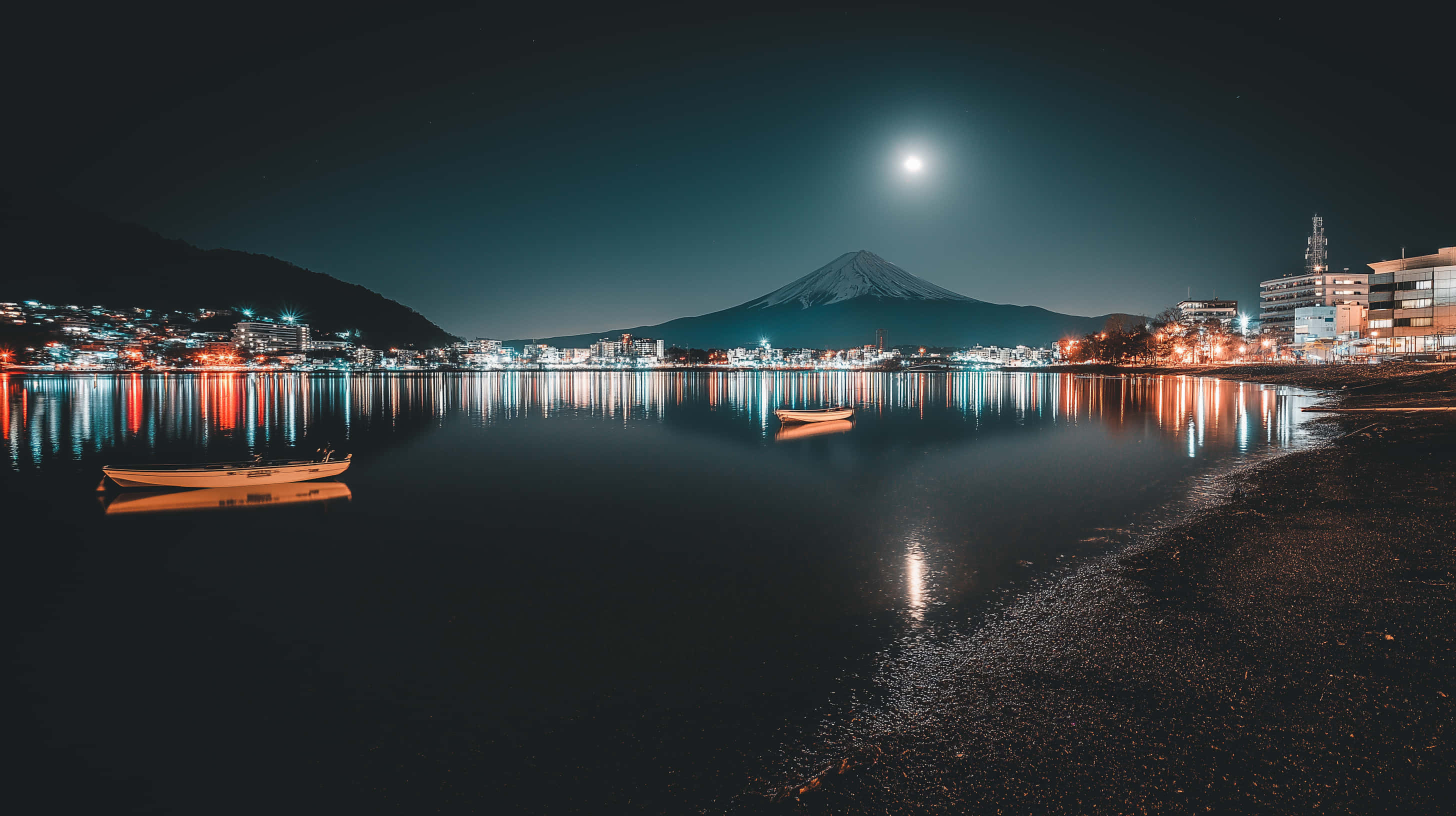 Berg Fuji weerspieël in die meer met stadsliggies snags Muurpapier