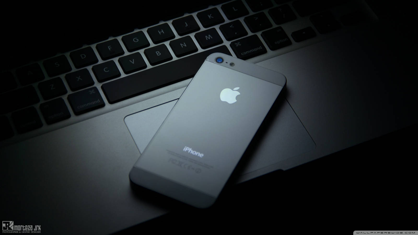 Betowerende Apple iPhone op 'n Houttafel — Estetiese iPad Muurpapier