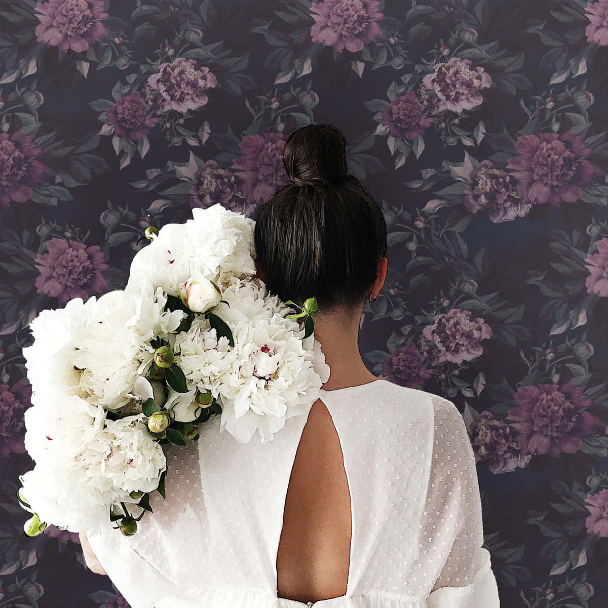 Betowerende Donker Blomme-agtergrond Muurpapier
