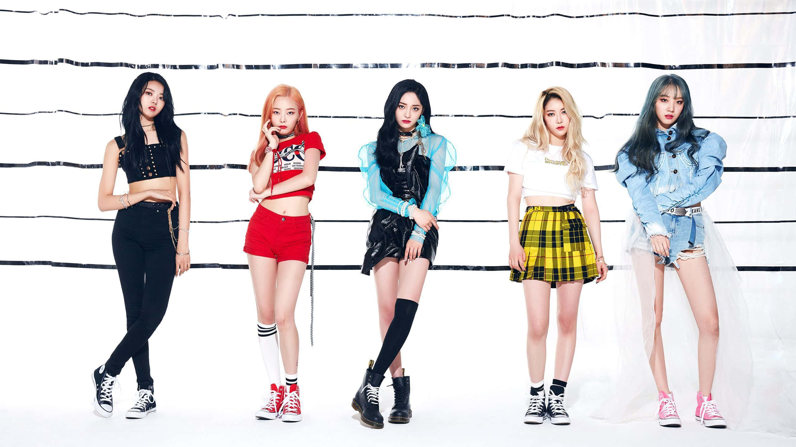 Betowerende Kpop-groepoptrede op die Verhoog Muurpapier