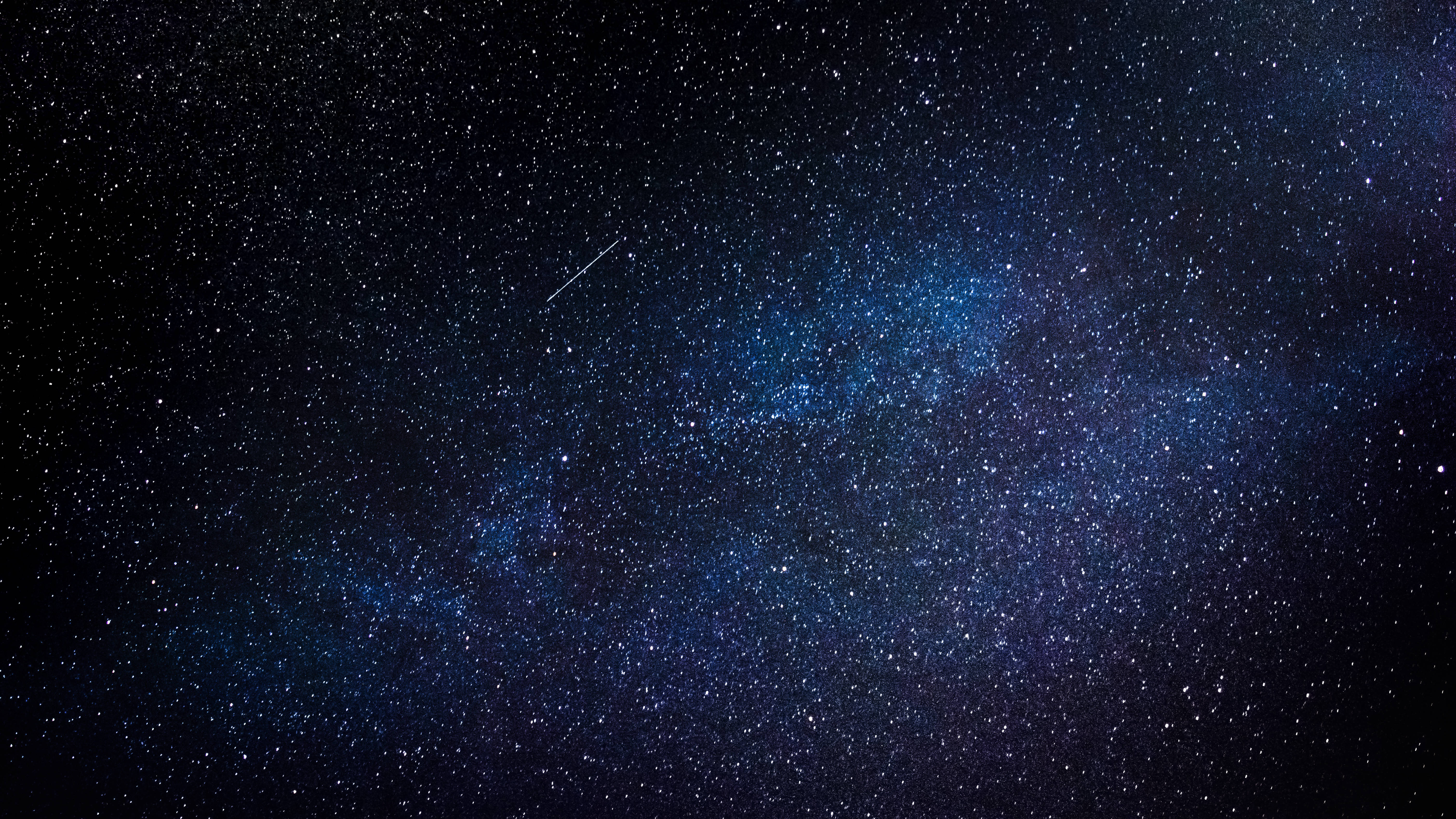 Betowerende nabyfoto van Samsung Galaxy S10 Plus wat sy lewendige AMOLED-skerm wys Muurpapier