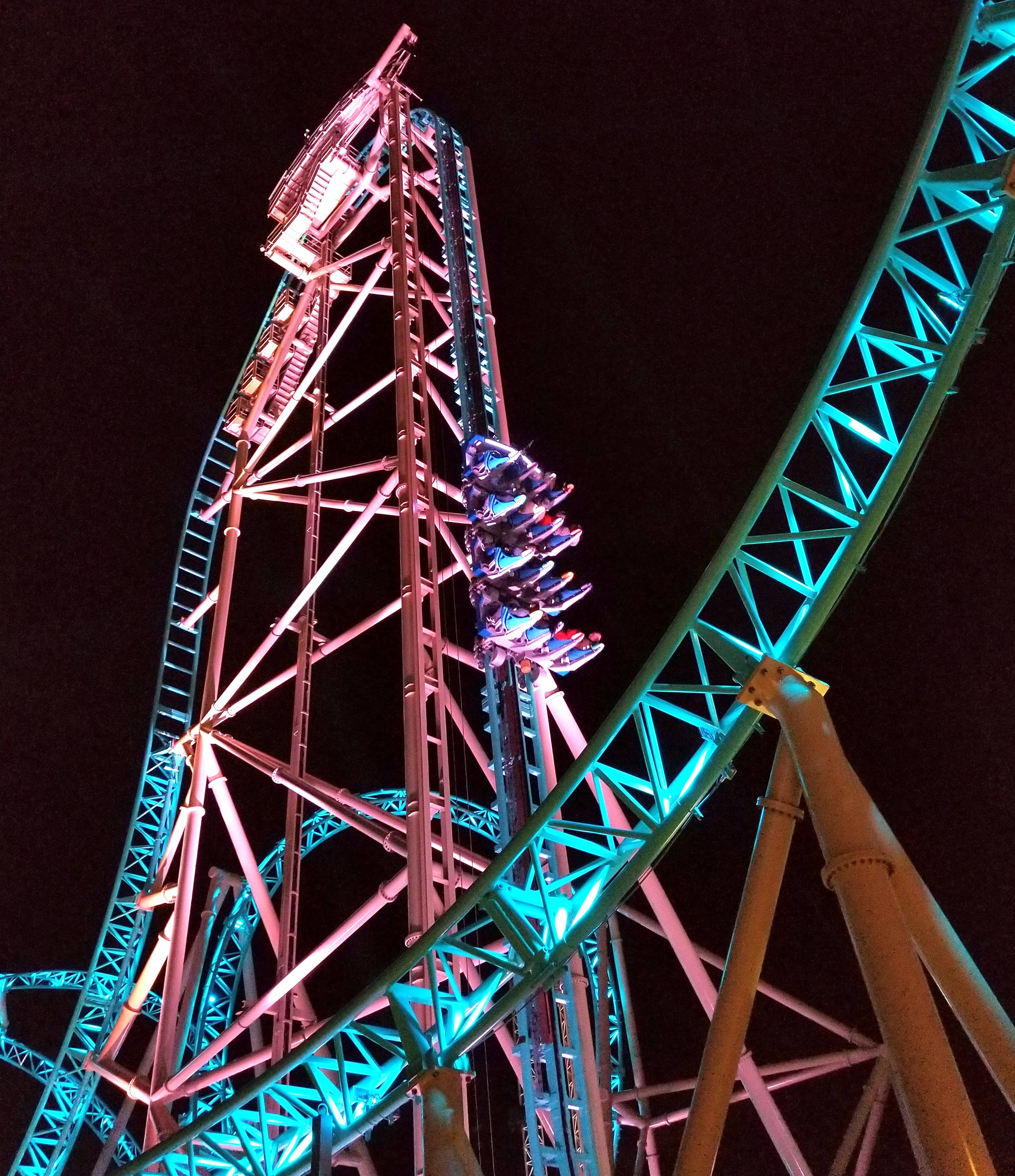 Betowerende Oorsig van 'n Rollercoaster in Aksie Muurpapier