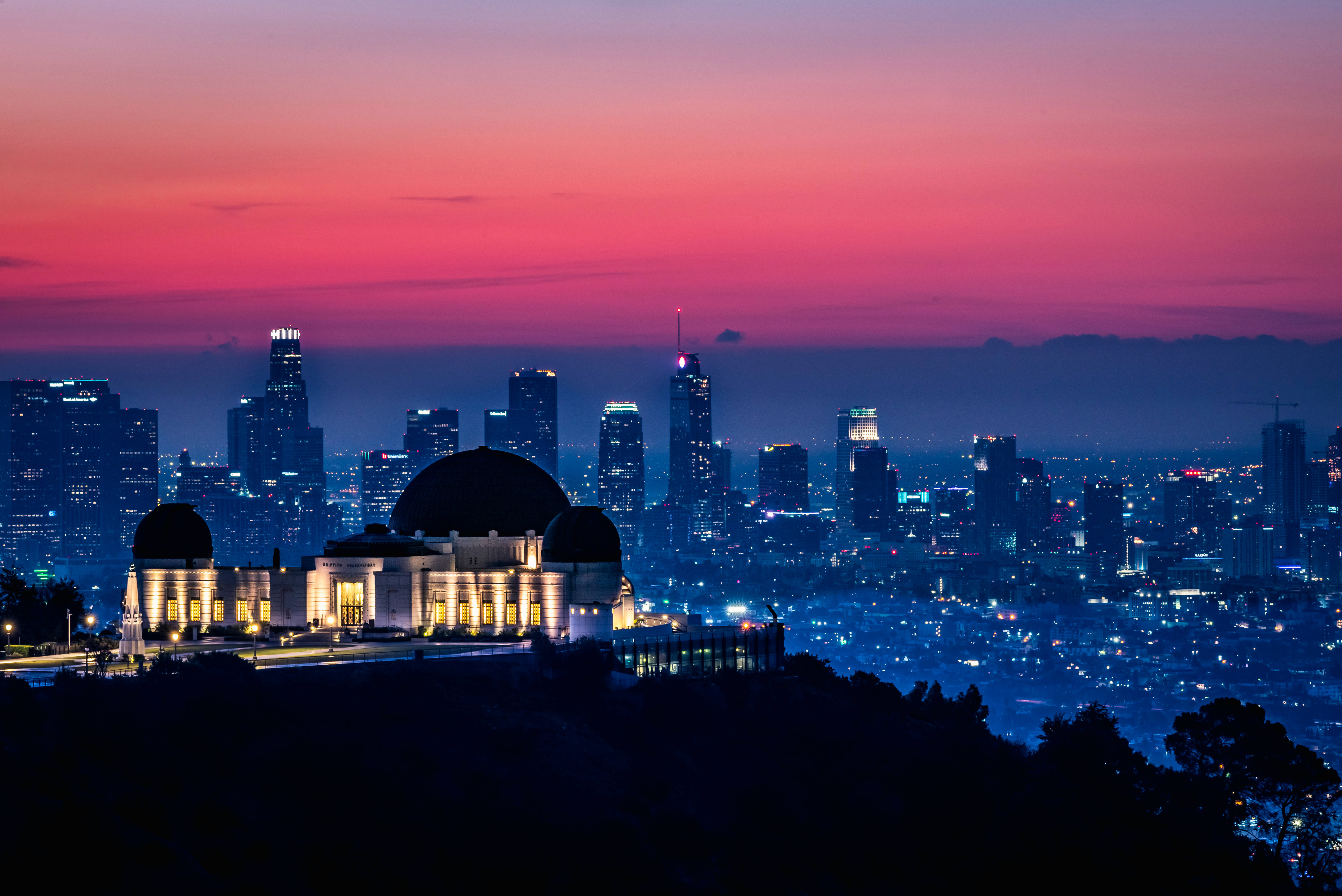 Betowerende Sonsondergang in Los Angeles vanaf Griffith-sterrewag Muurpapier