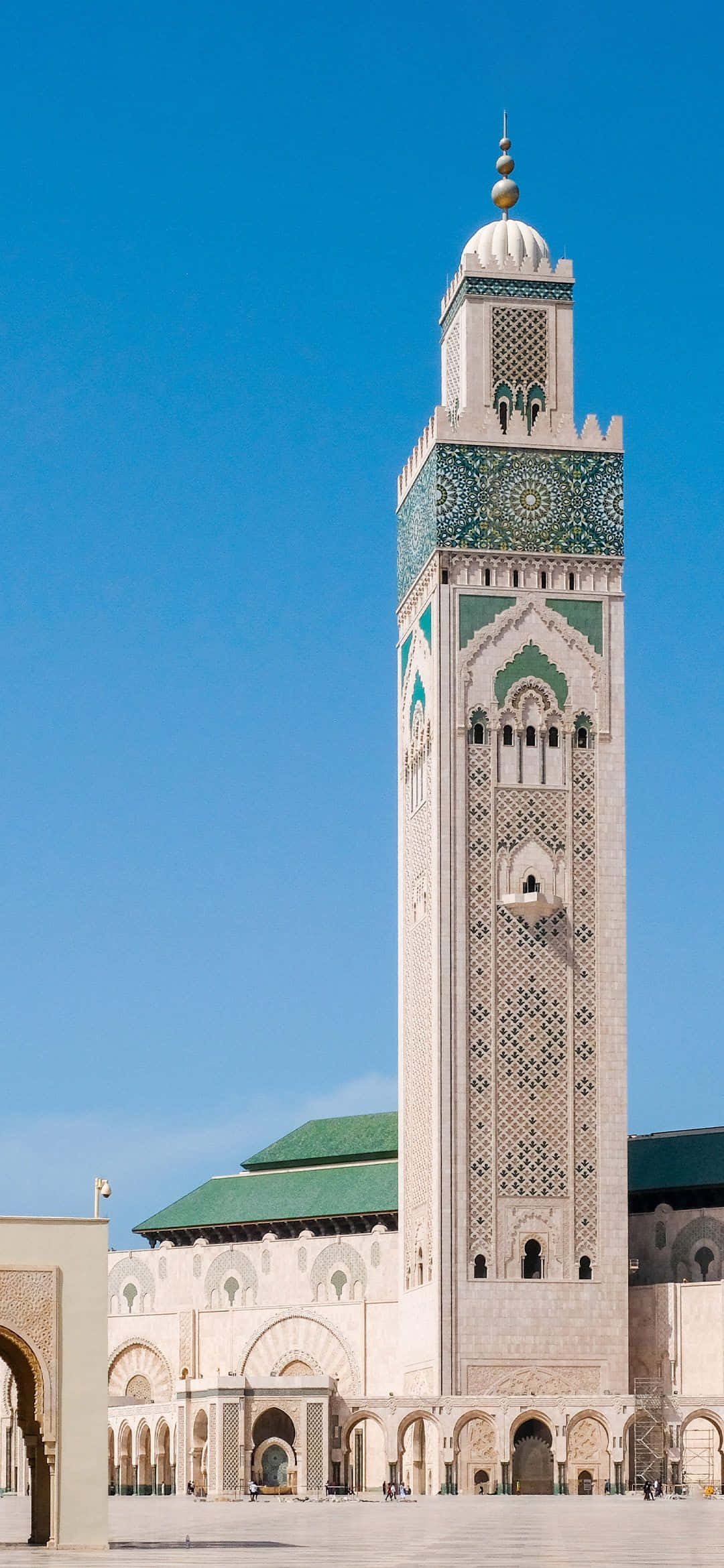 Betowerende Uitsig oor Hassan II-moskee teen Sondergang Muurpapier