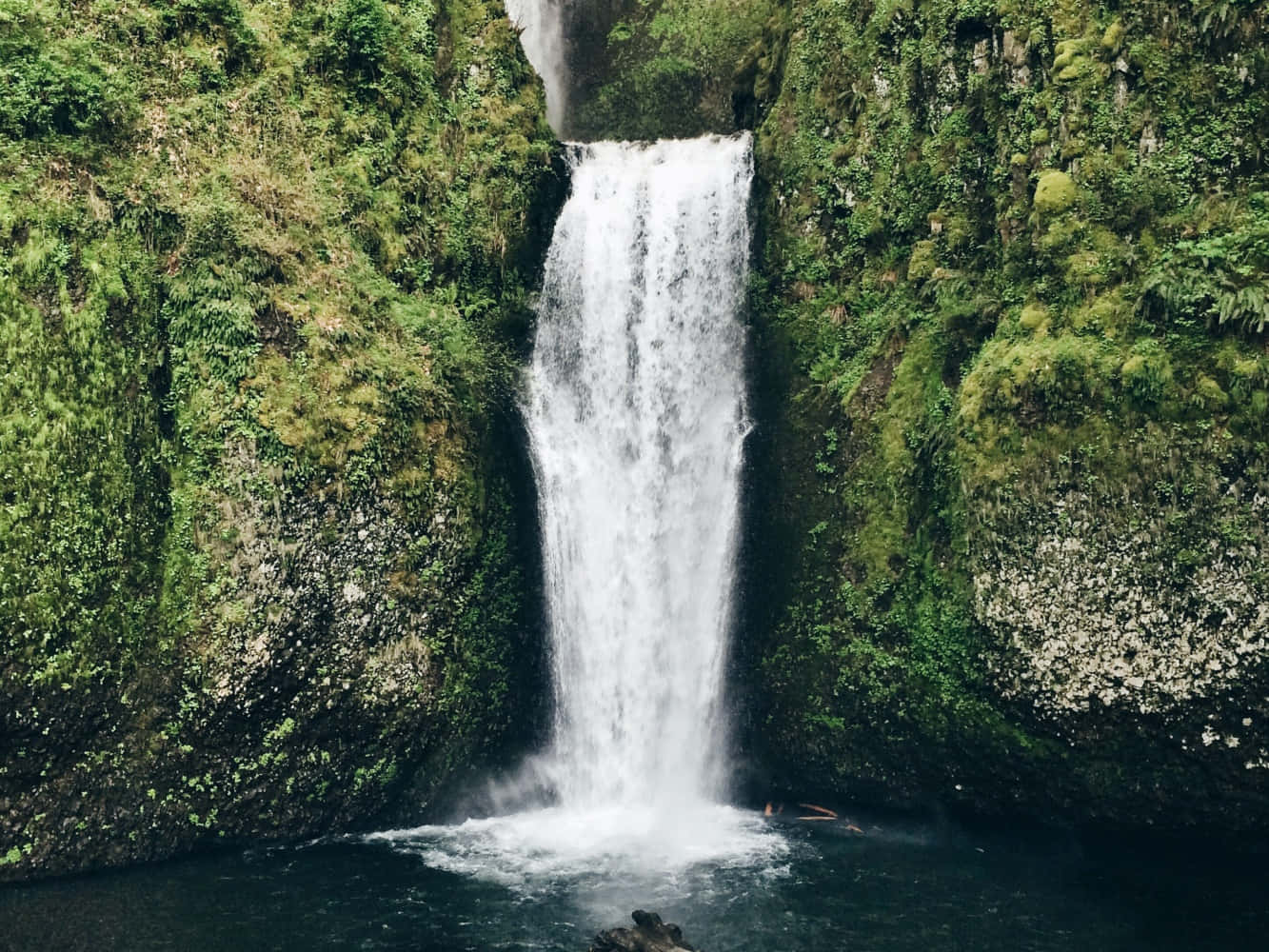 Betowerende Waterval Te Midde van Rustige Groen Muurpapier