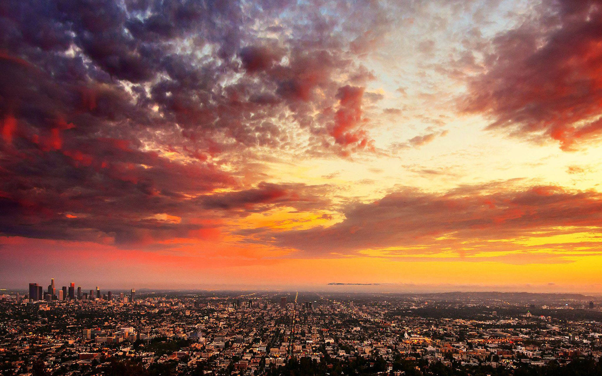 Bewolkte Sonsondergang in Los Angeles Muurpapier