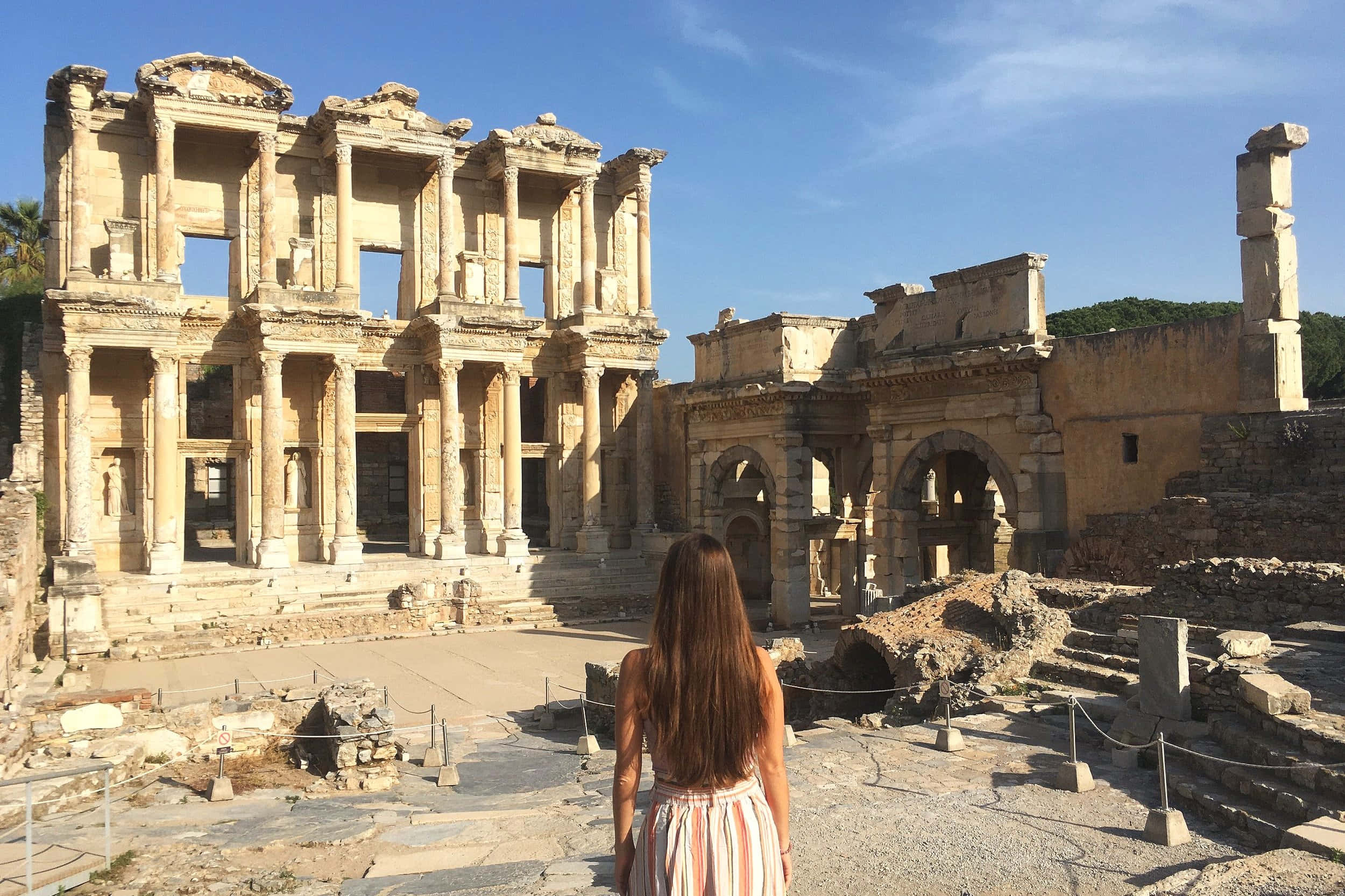 Biblioteek van Celsus Vrou wat na Ruïnes kyk Muurpapier