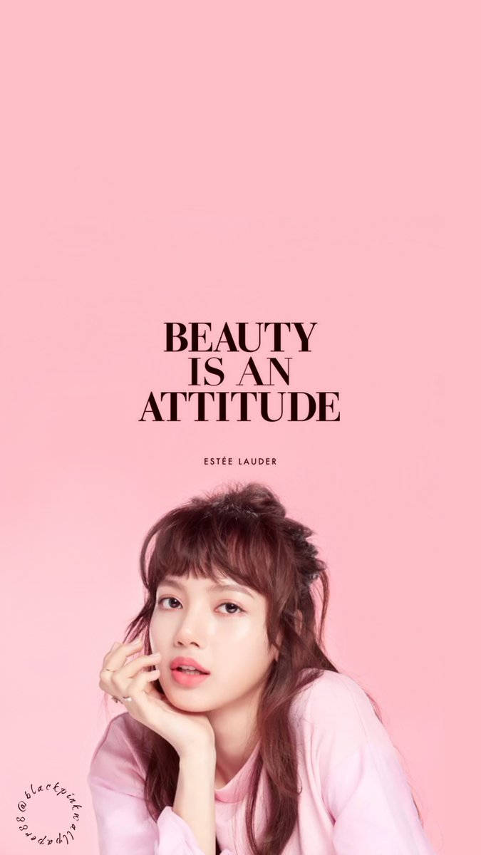 Blackpink Lisa op pienk agtergrond met Beauty Is An Attitude inskripsie agtergrond
